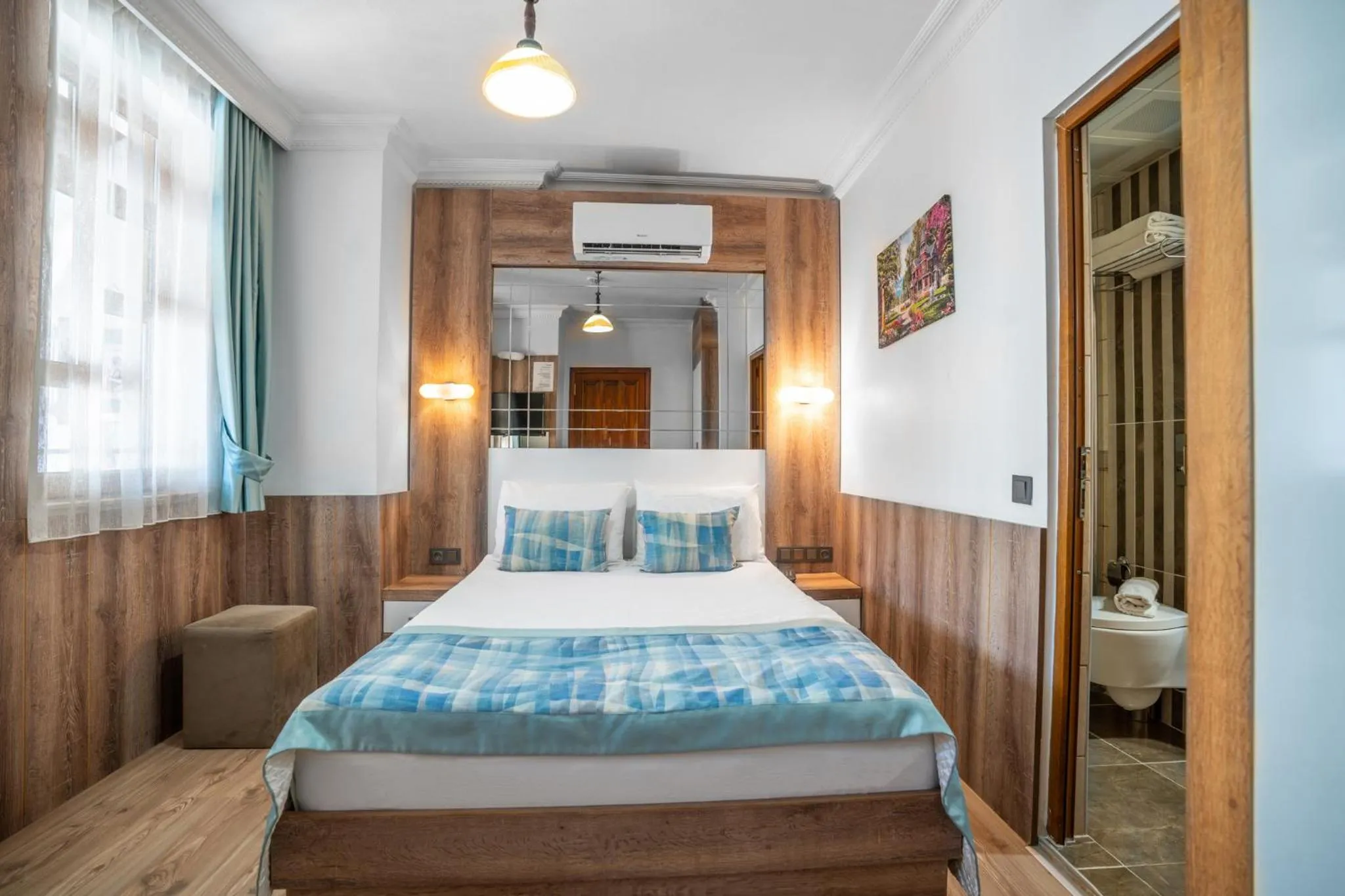 Photo of the whole room, Bed in Oscar Boutique Hotel