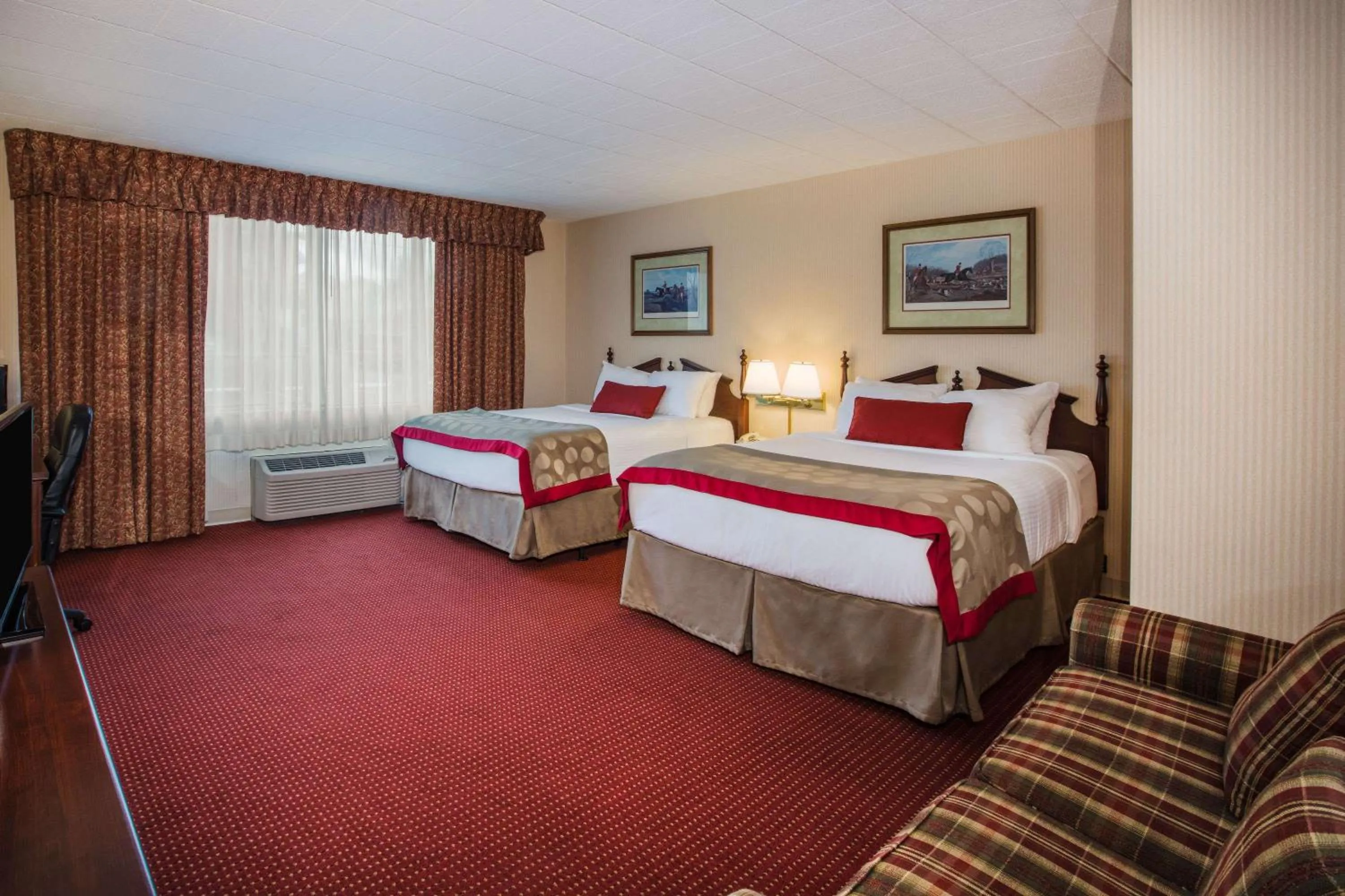 Photo of the whole room, Bed in Ramada by Wyndham Ligonier