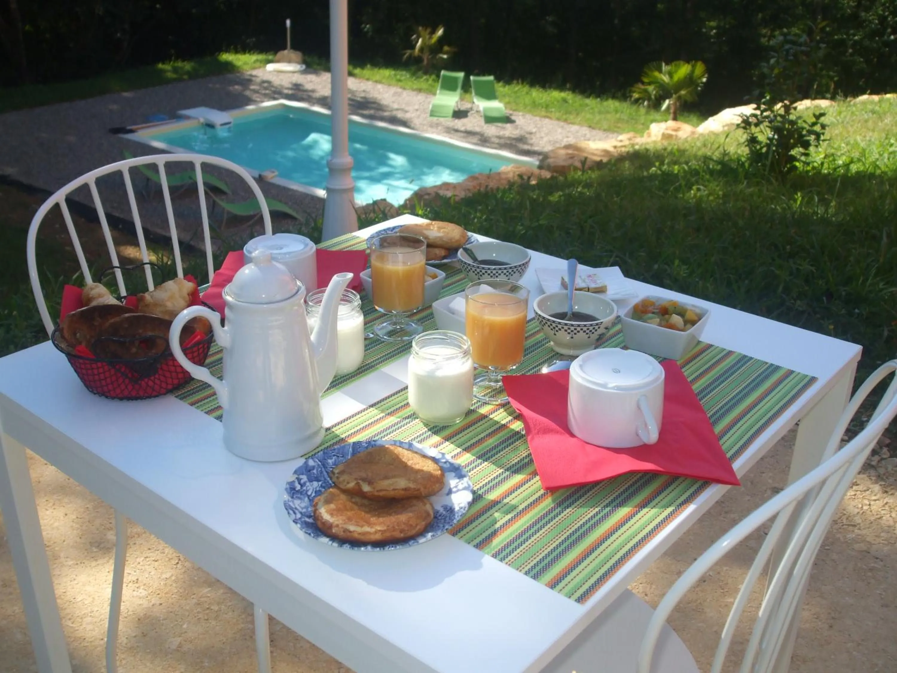 Continental breakfast in La Colline des Endrevies