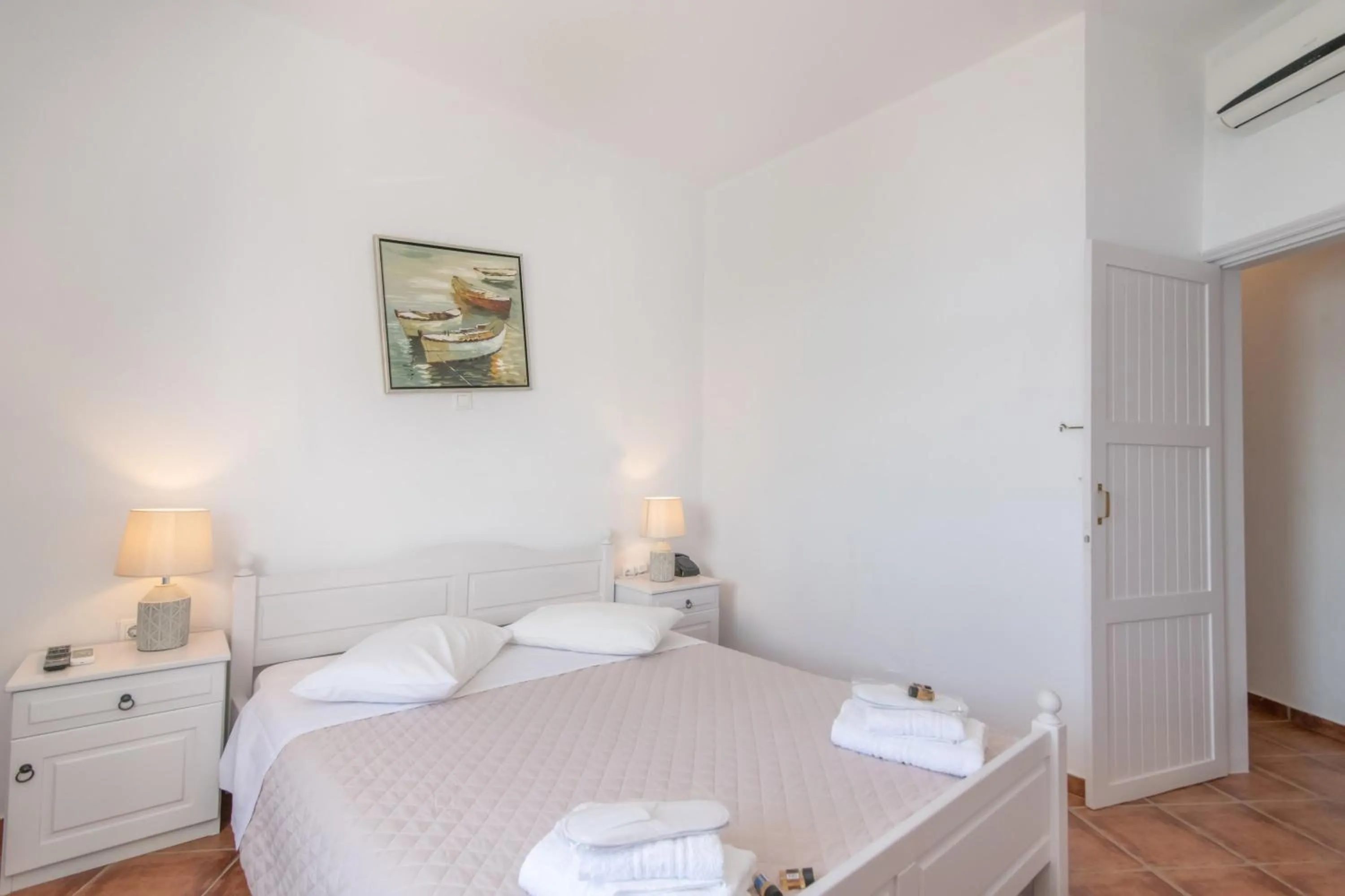 Photo of the whole room, Bed in Agali bay hotel