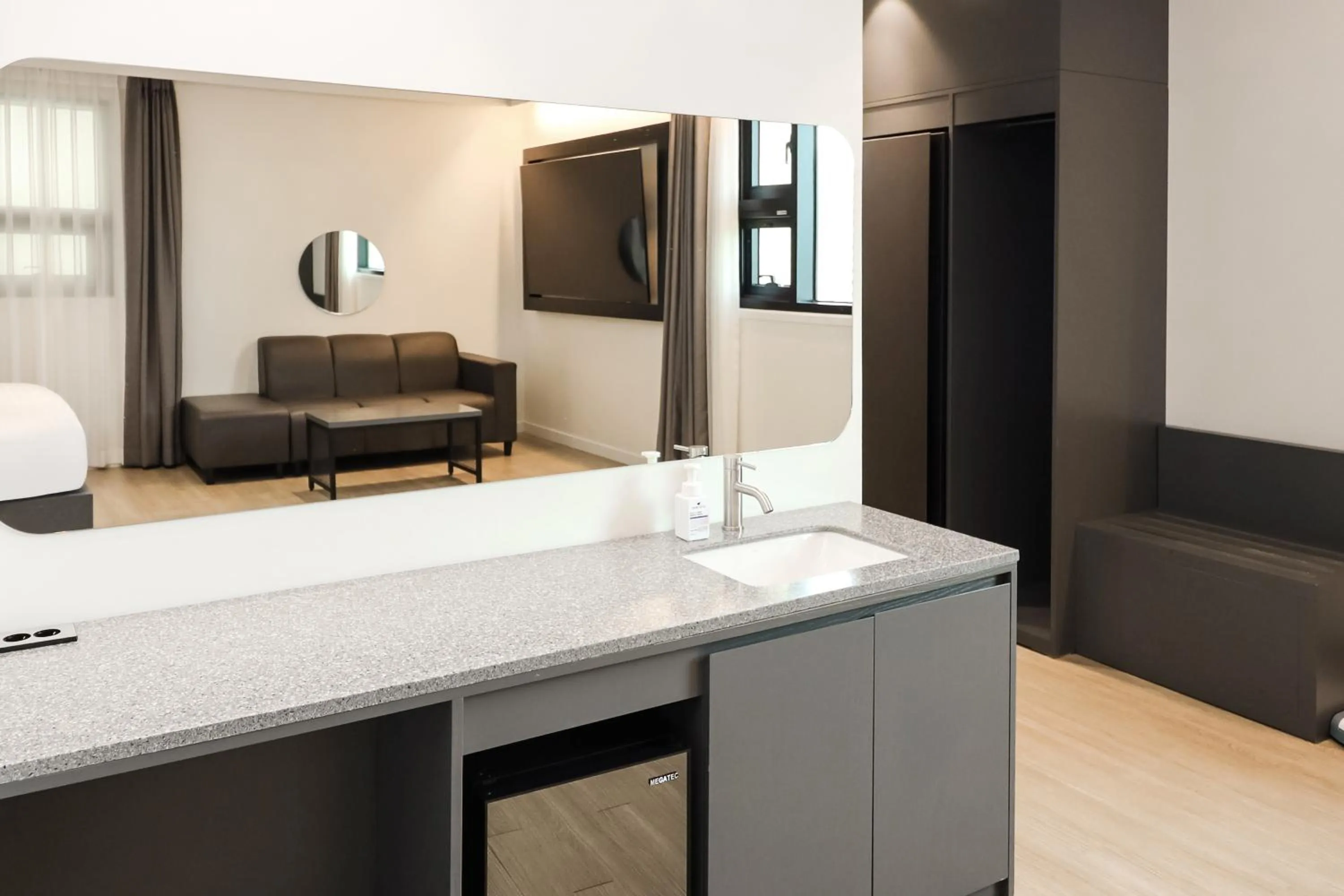 Photo of the whole room in Hound Hotel Mokpo Peace Plaza