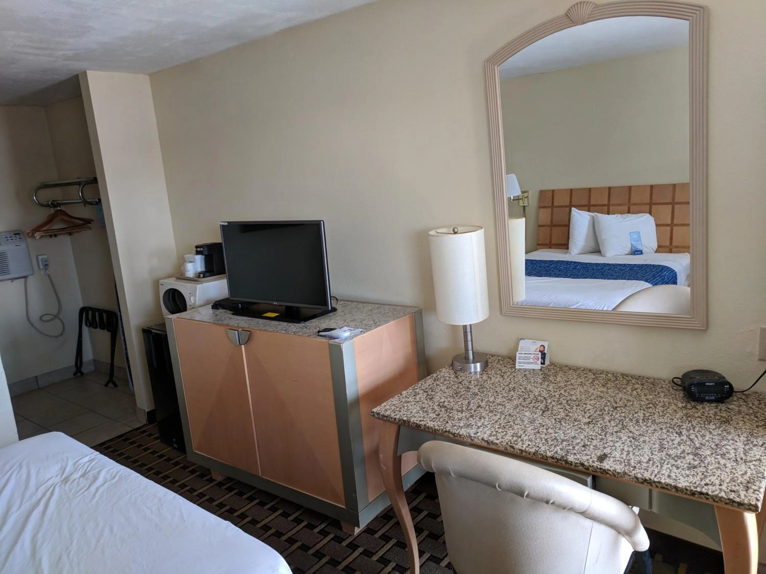 TV and multimedia, Bed in Travelodge by Wyndham Clovis