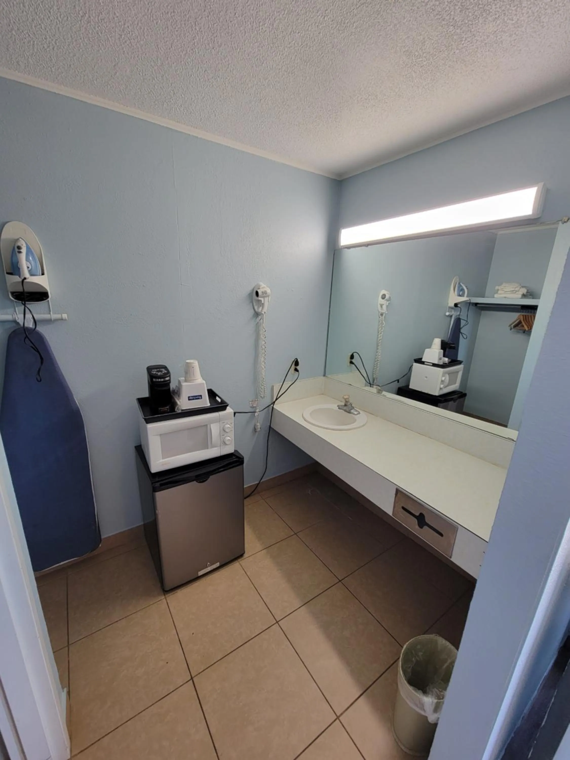 Bathroom, Bed in Travelodge by Wyndham Clovis