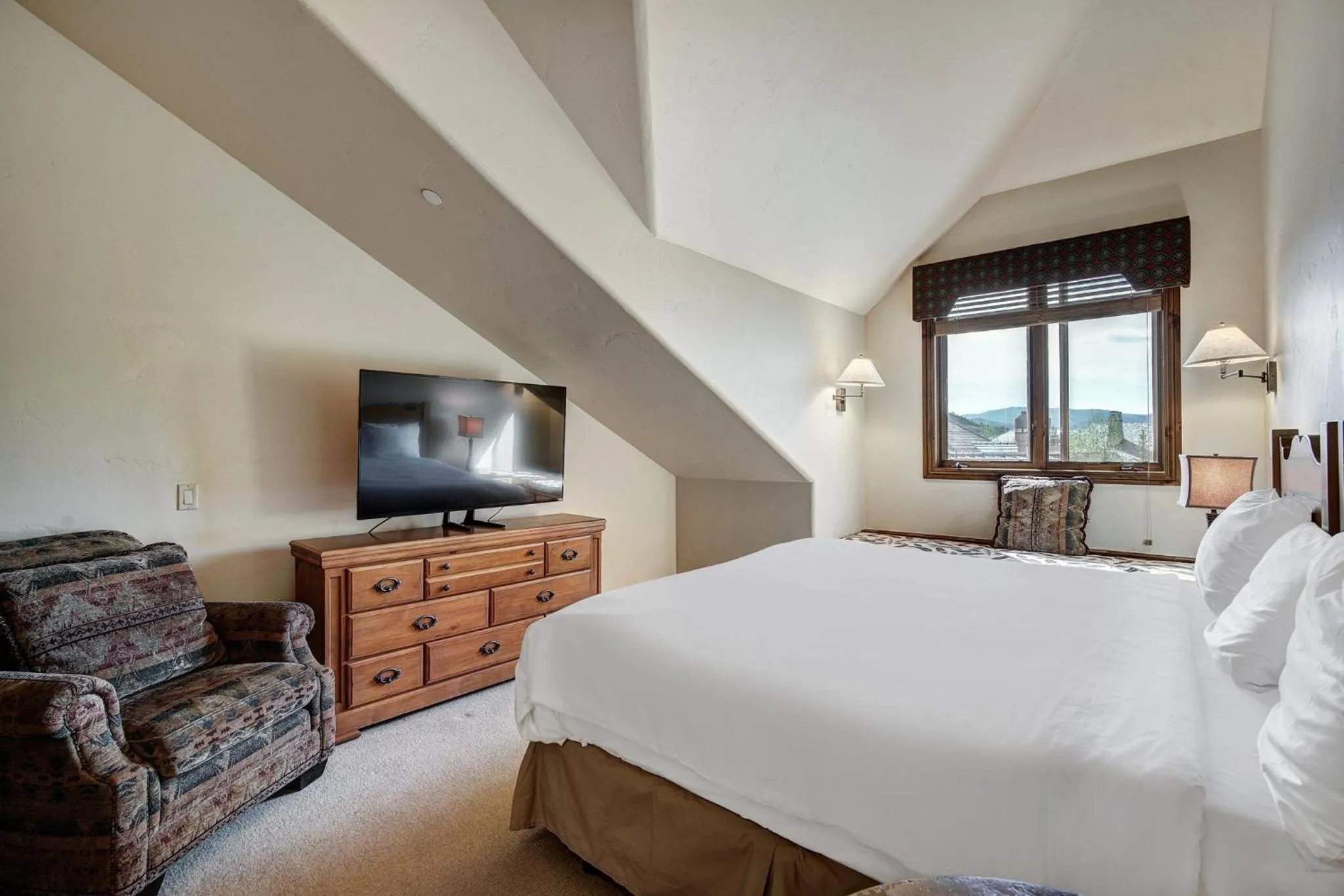 Bedroom, Bed in Arrowhead Village at Beaver Creek