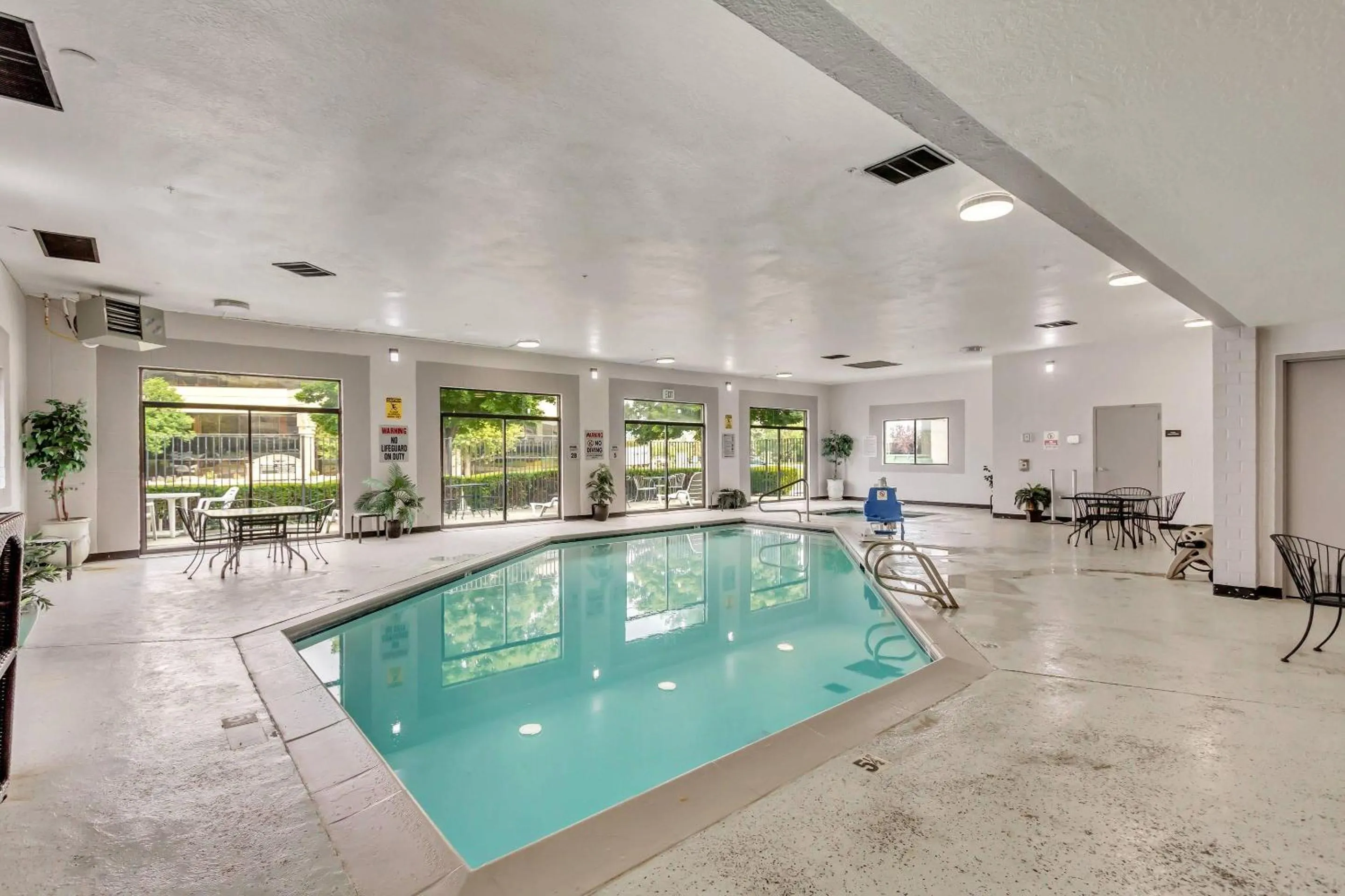 Swimming pool in Comfort Inn Murray – Salt Lake City South