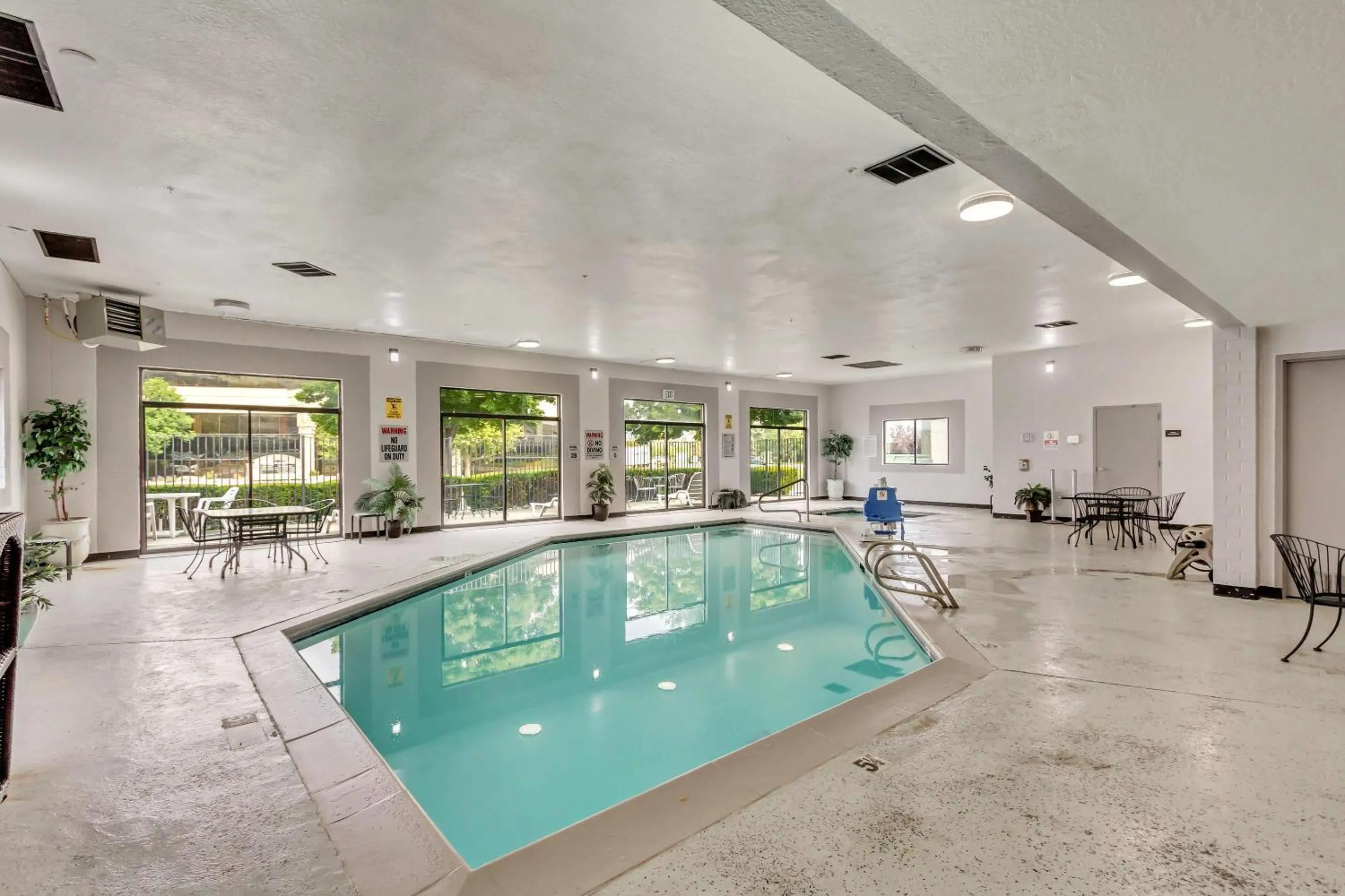 Swimming pool in Comfort Inn Murray – Salt Lake City South