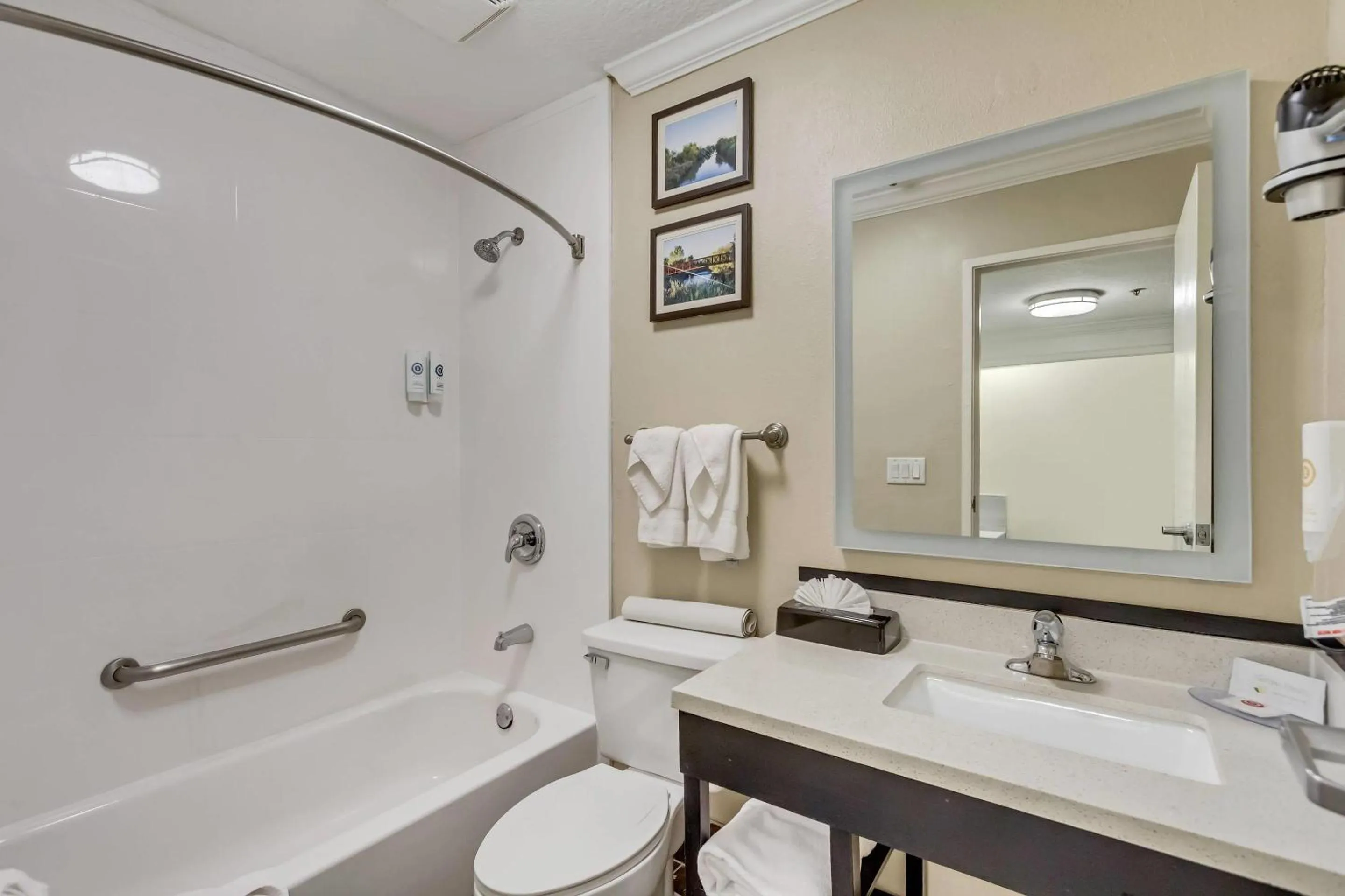 Bedroom in Comfort Inn Murray – Salt Lake City South