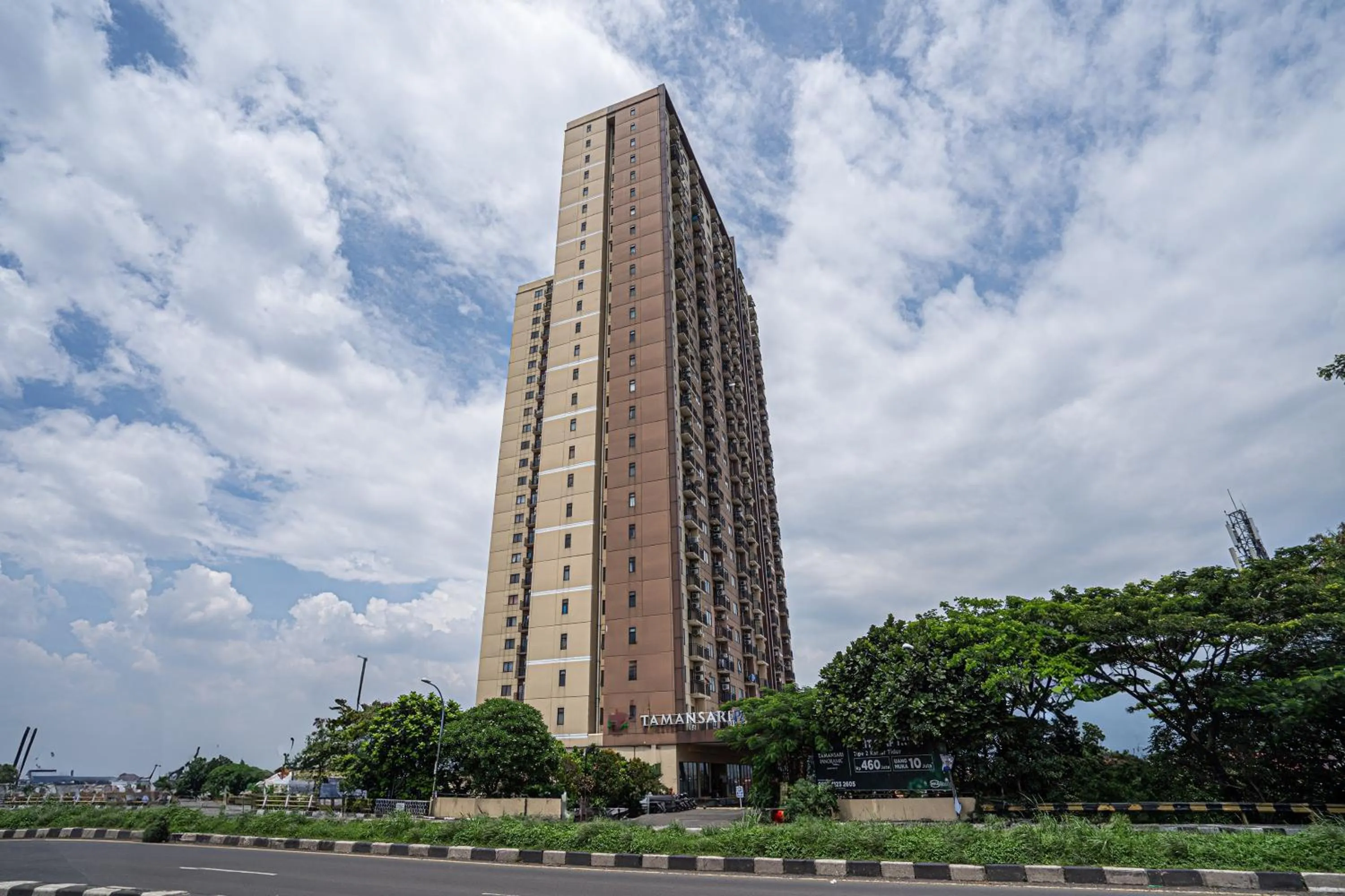 Facade/entrance in Hotel O Tamansari Panoramic Apartment By Anwar