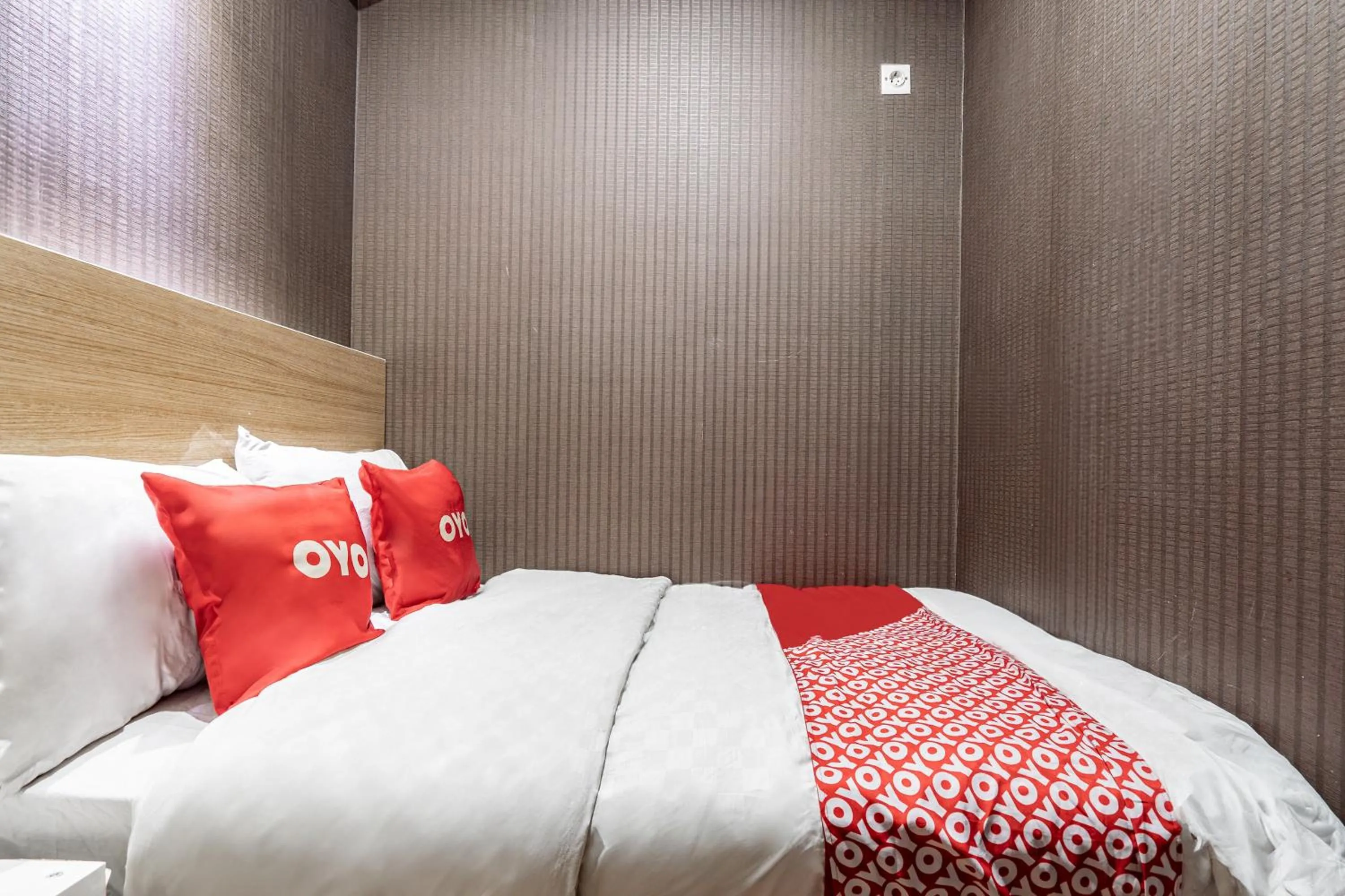 Bedroom, Bed in Hotel O Tamansari Panoramic Apartment By Anwar