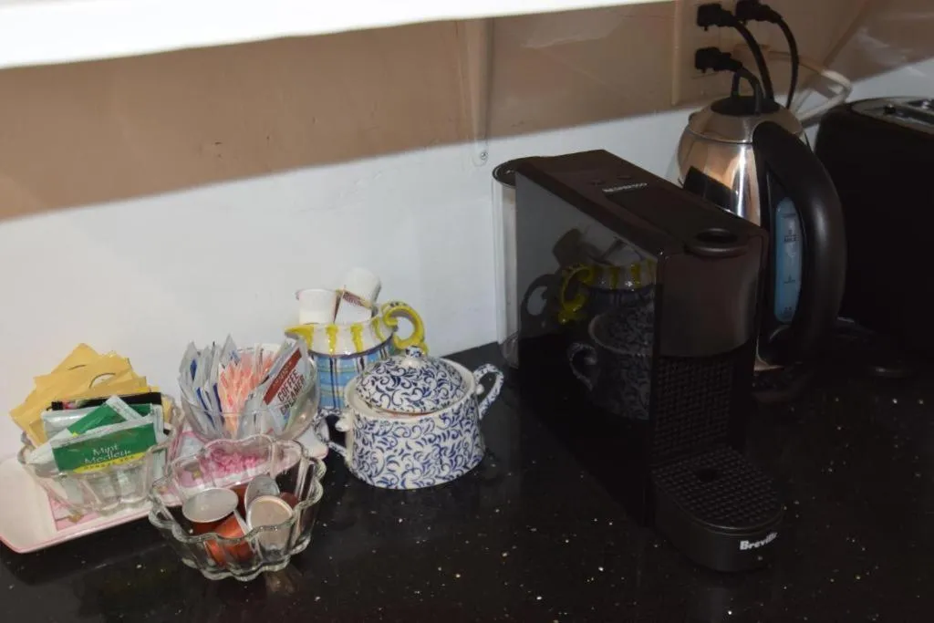 Coffee/tea facilities in Beverly Hills Celebrity Home