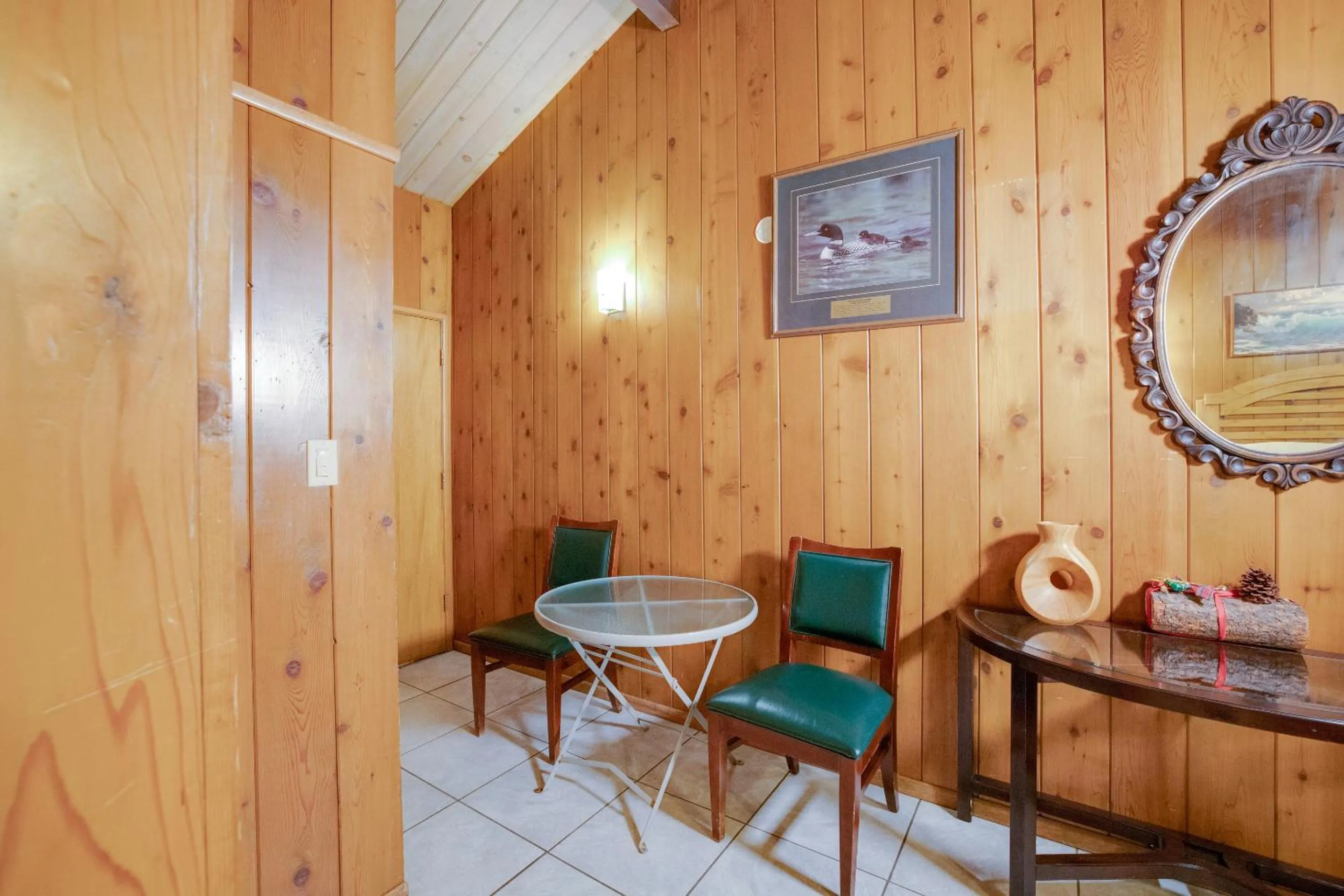 Dining area in Arrowhead Tree Top Lodge