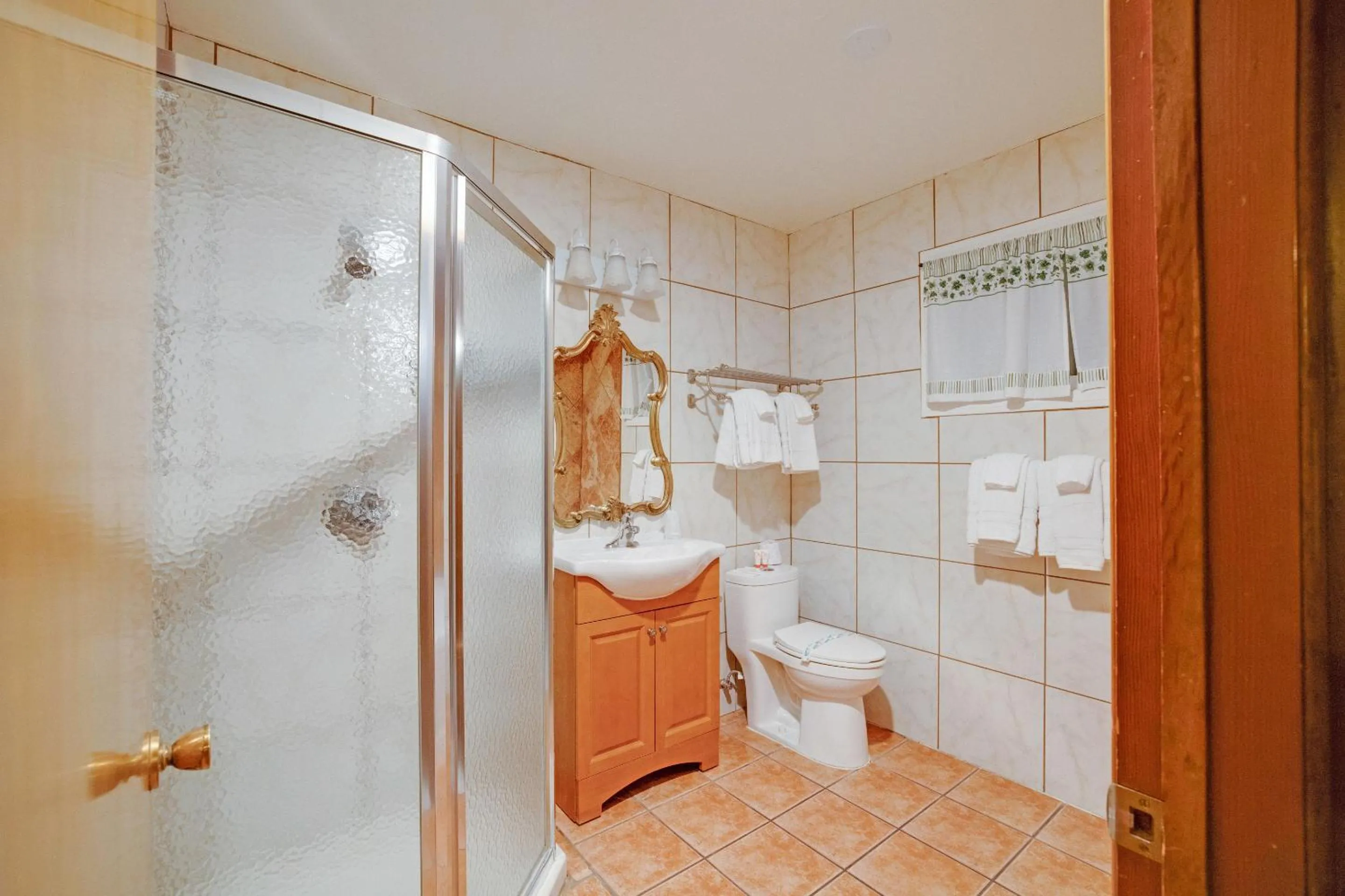 Bathroom in Arrowhead Tree Top Lodge