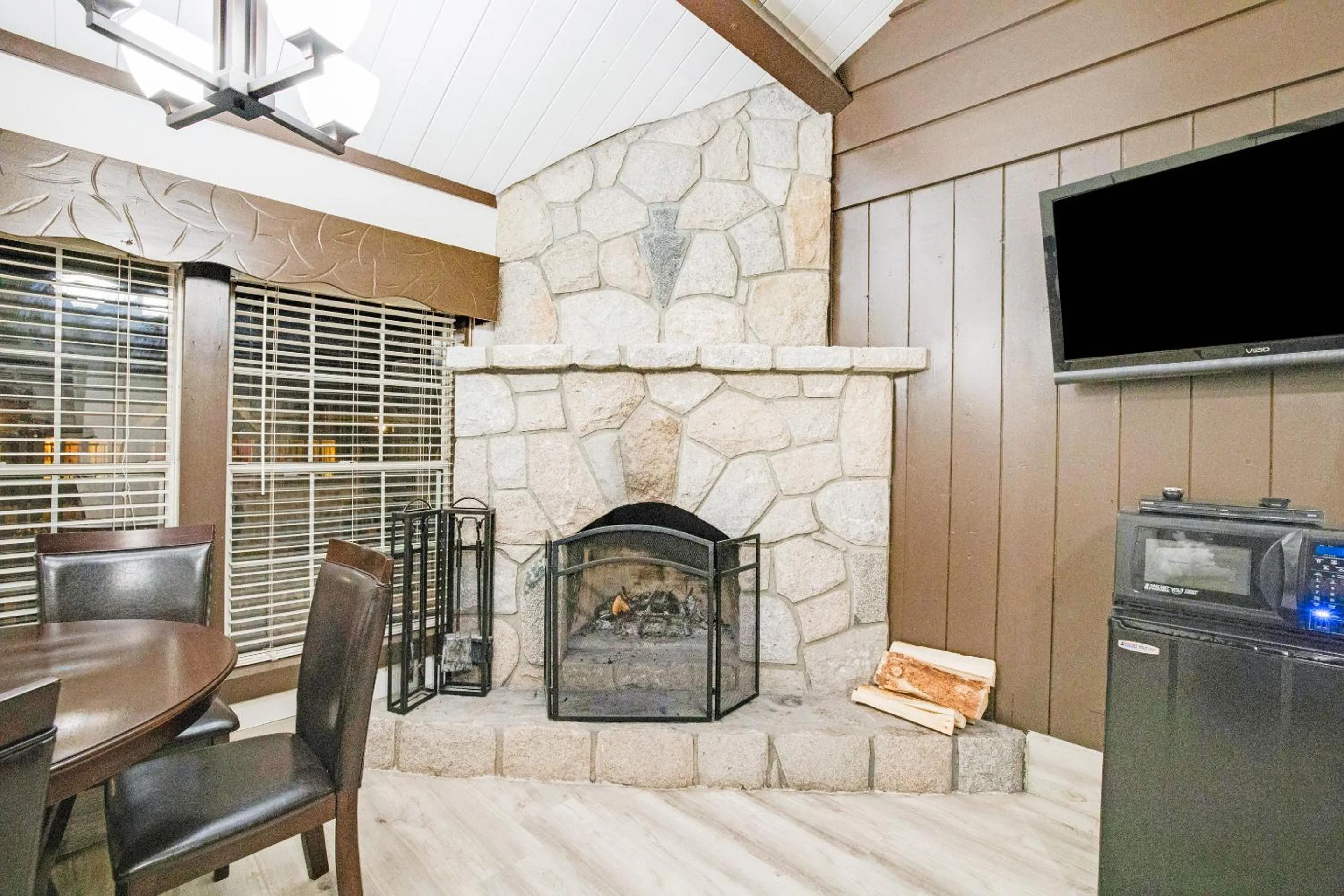 Seating area in Arrowhead Tree Top Lodge