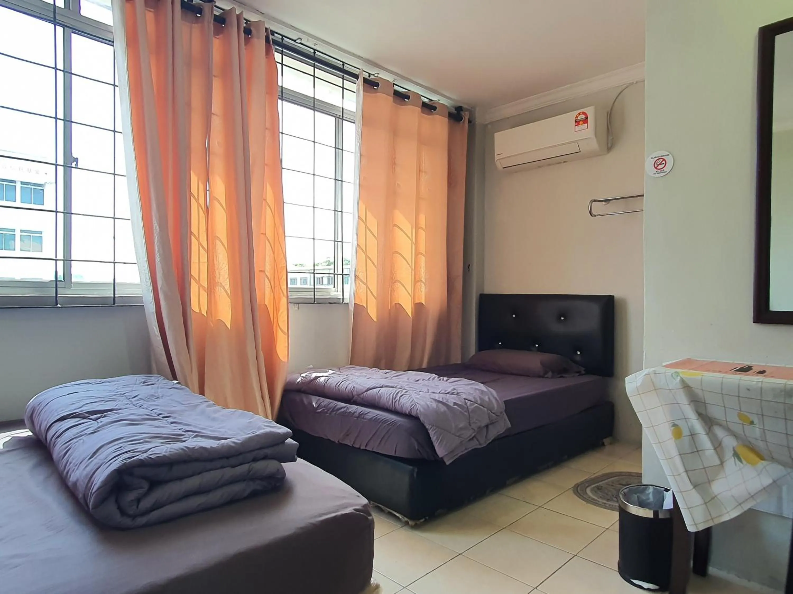 Photo of the whole room, Bed in Hotel O Hoover Room