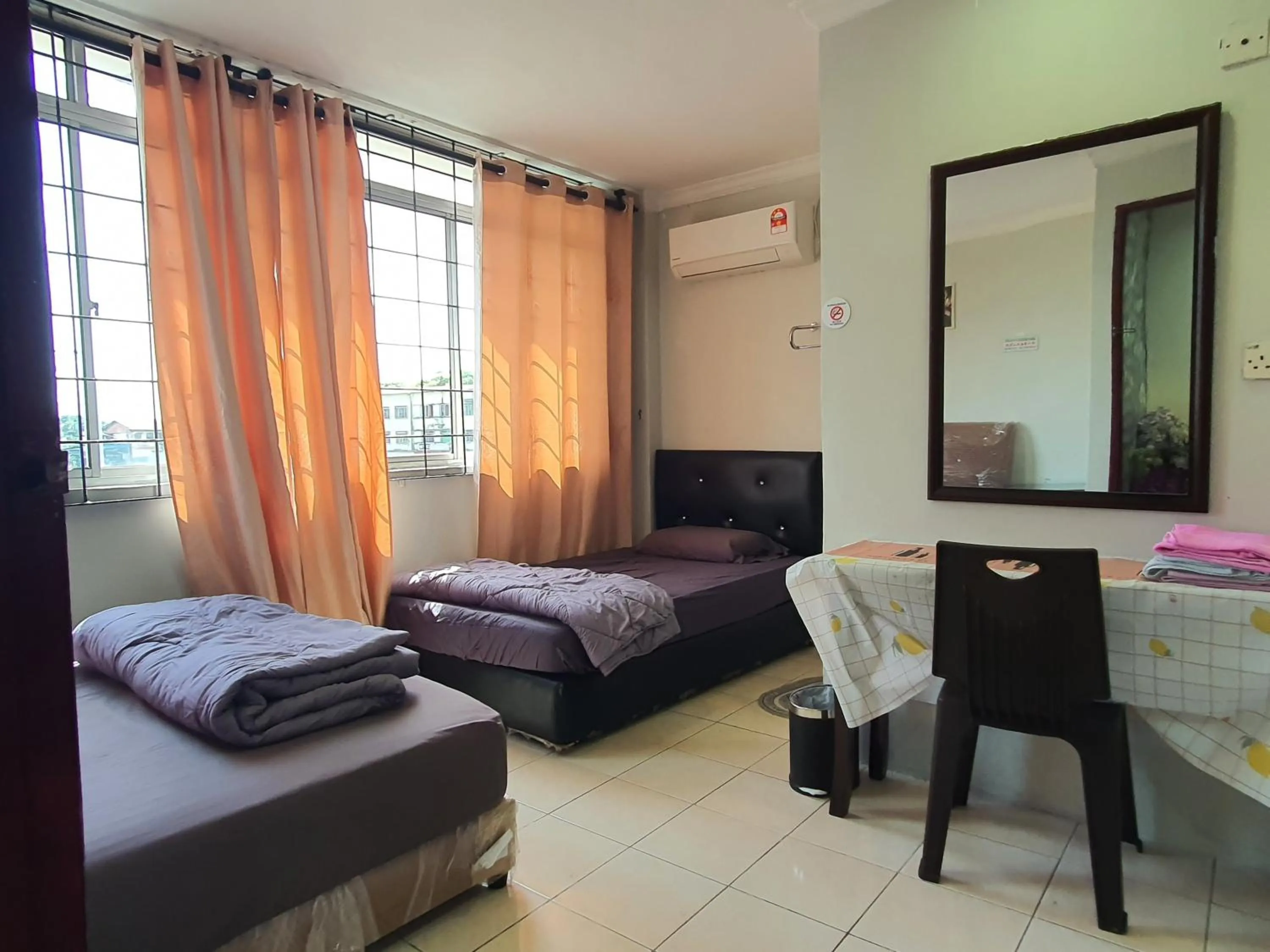 Photo of the whole room, Bed in Hotel O Hoover Room