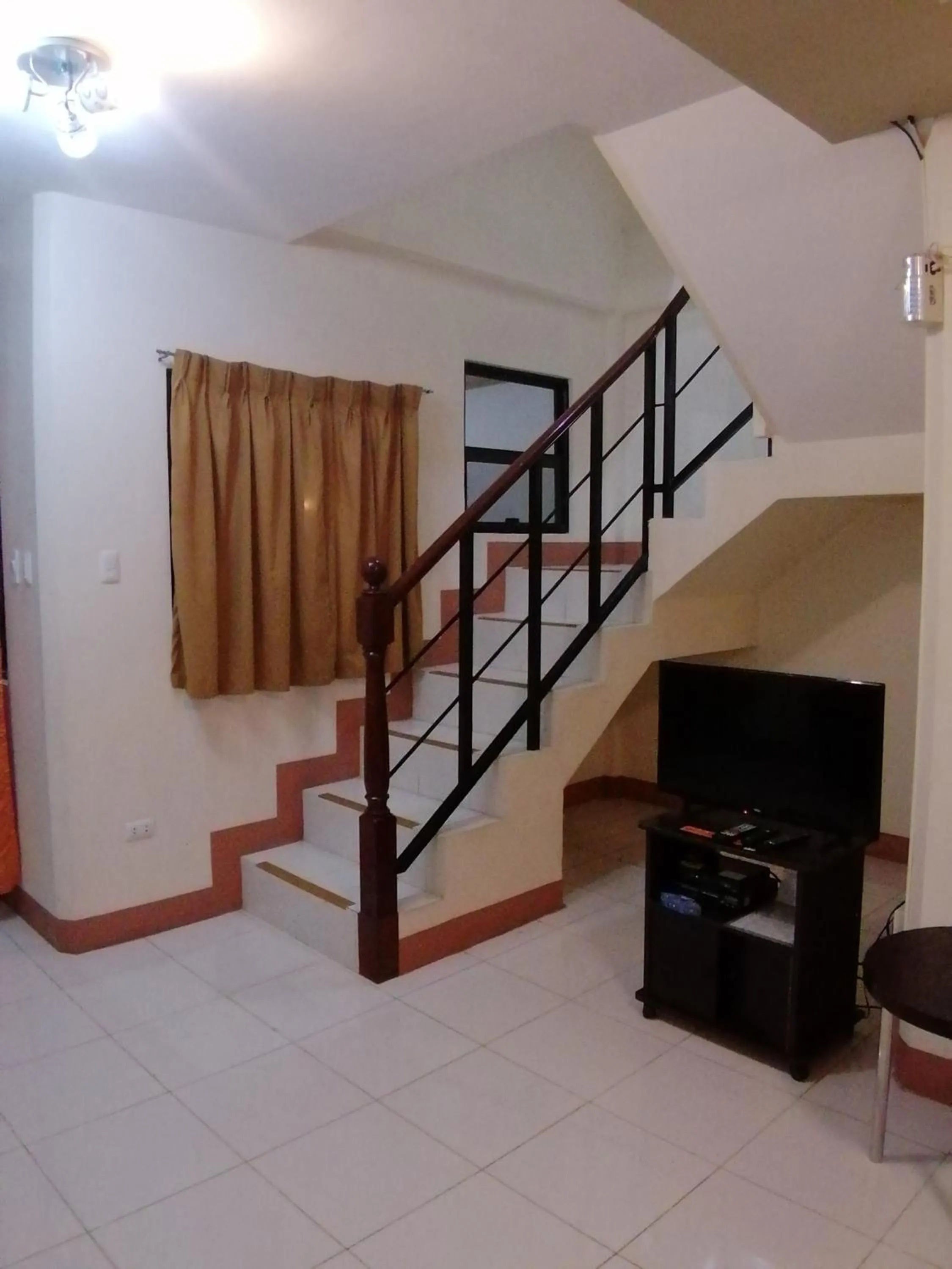 Communal lounge/ TV room in Manora Apartment