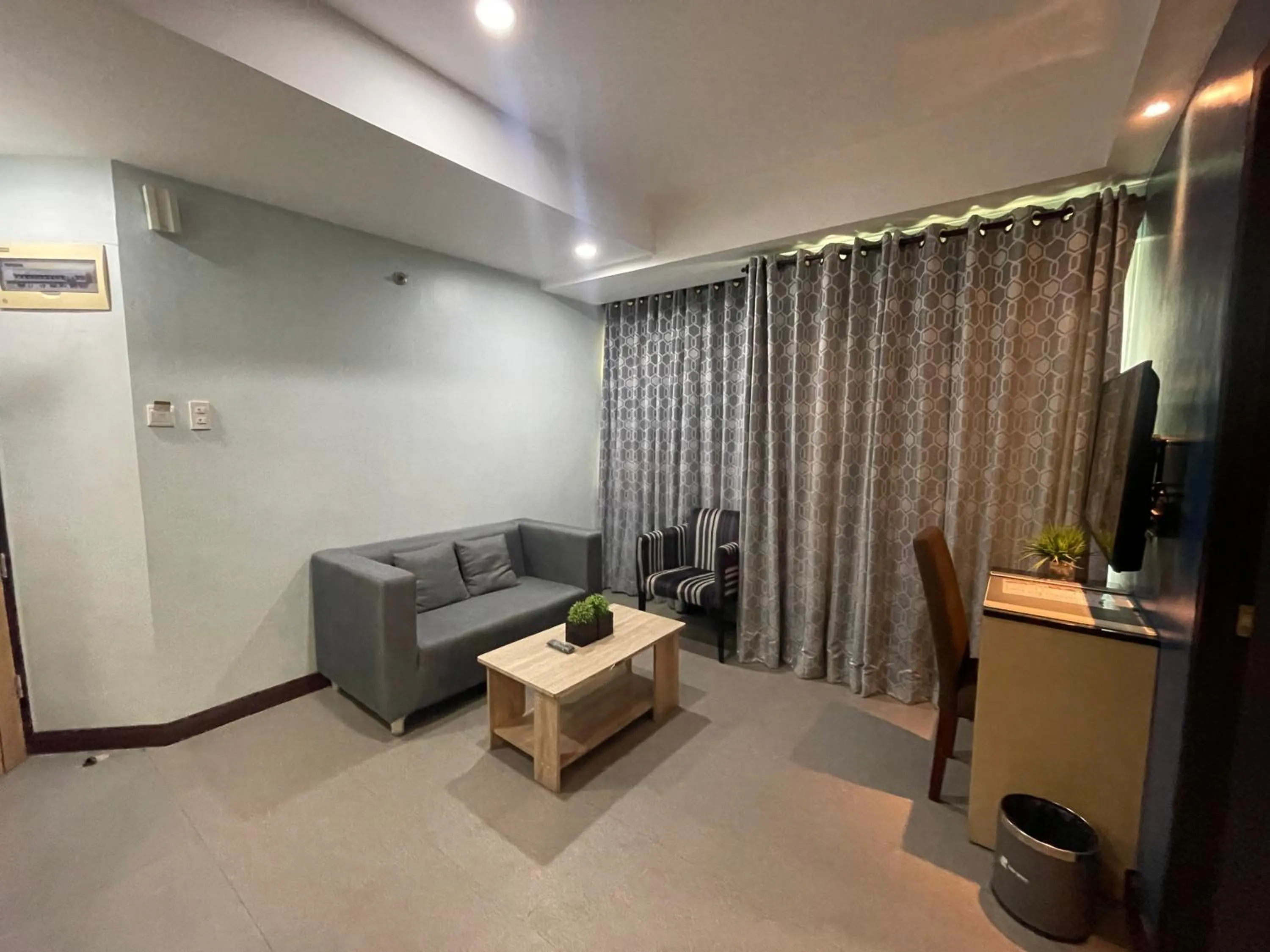 TV and multimedia in Homes at Bay Area Suites by SMS Hospitality