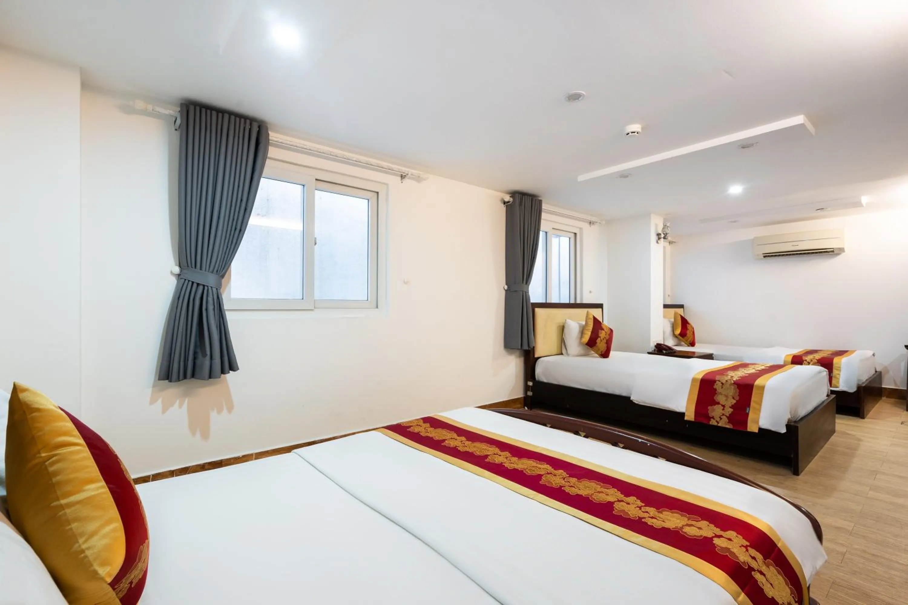 Bed in King Hotel Saigon Airport