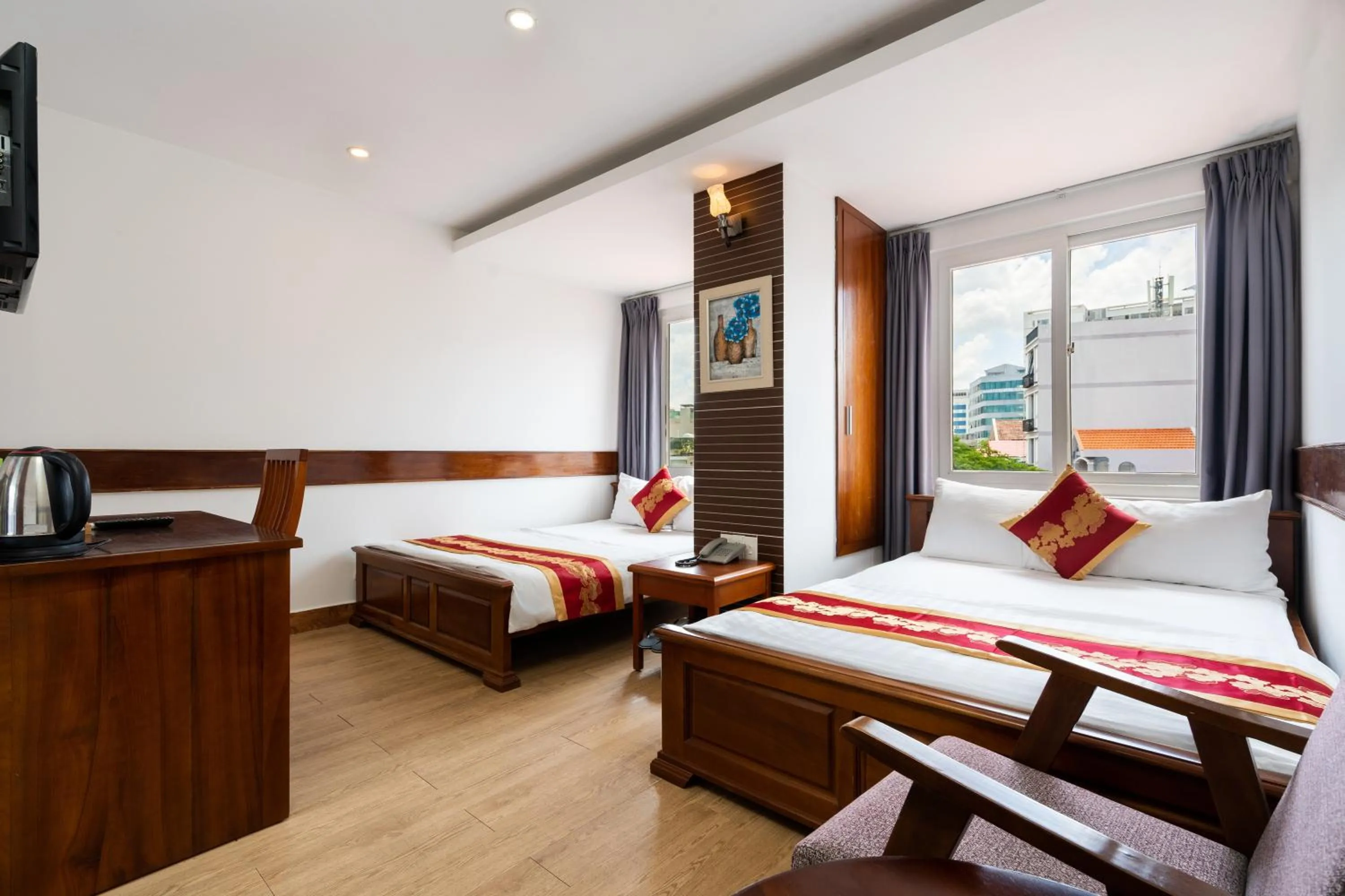 Bed in King Hotel Saigon Airport