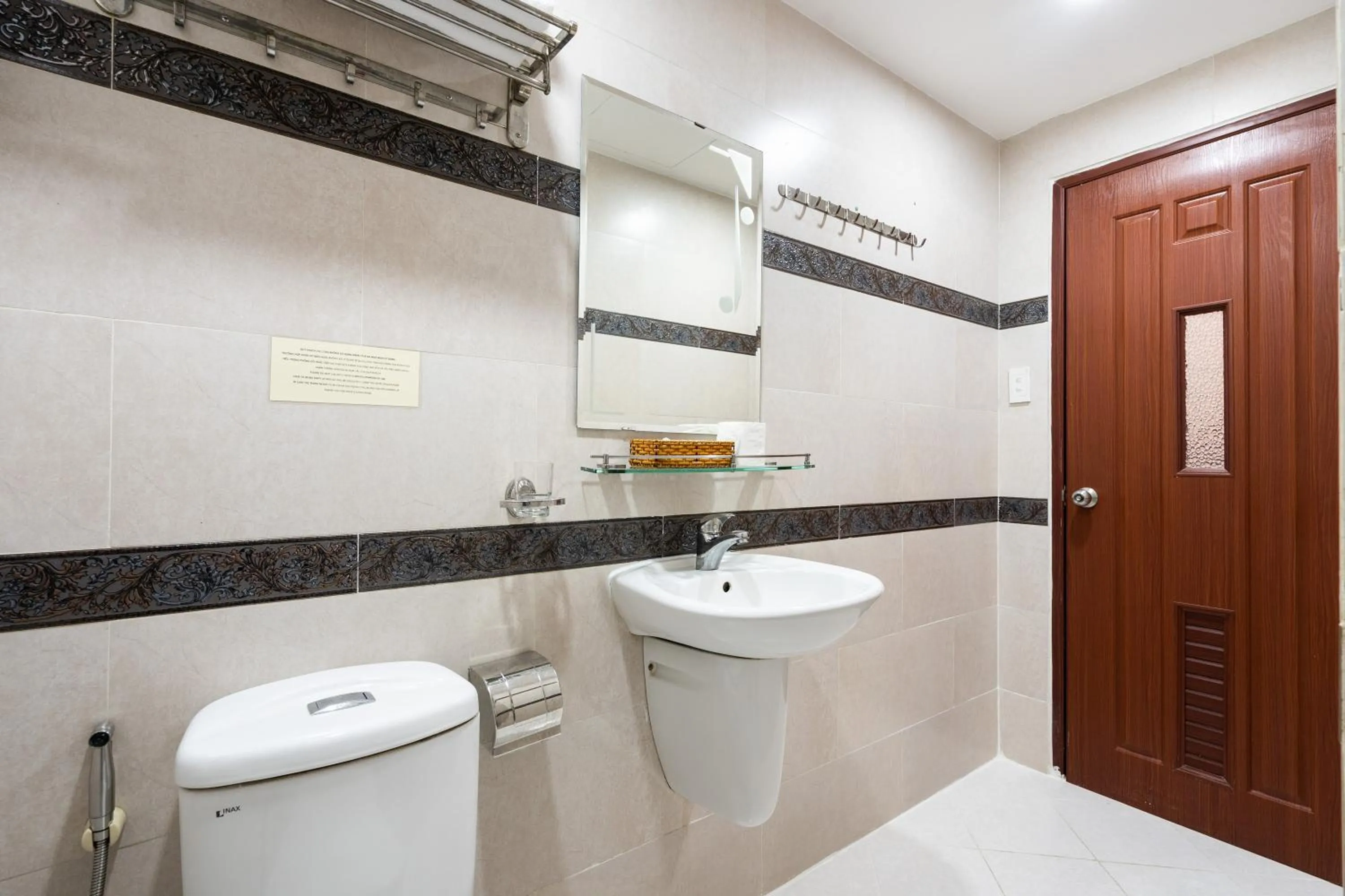 Toilet in King Hotel Saigon Airport