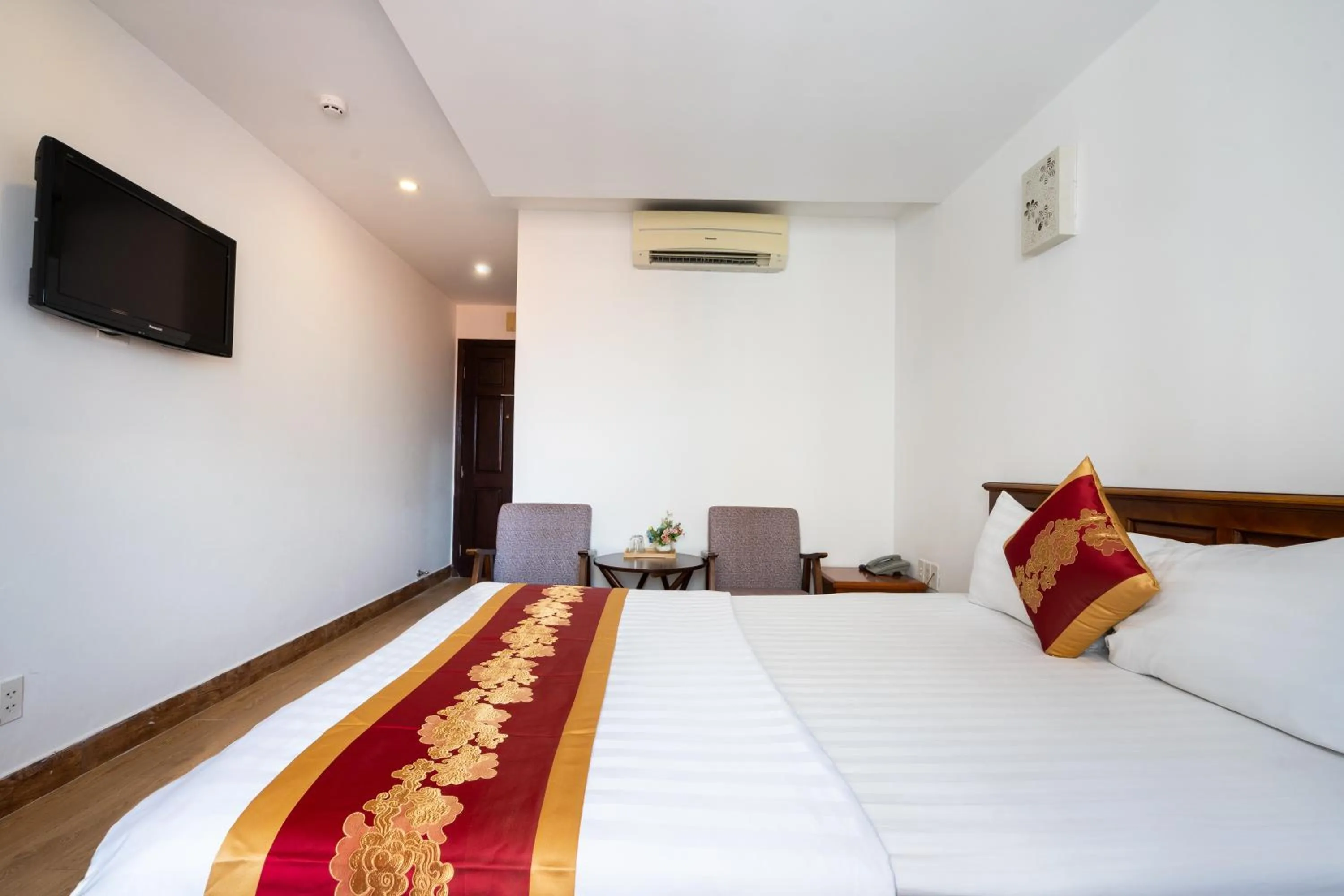 TV and multimedia, Bed in King Hotel Saigon Airport