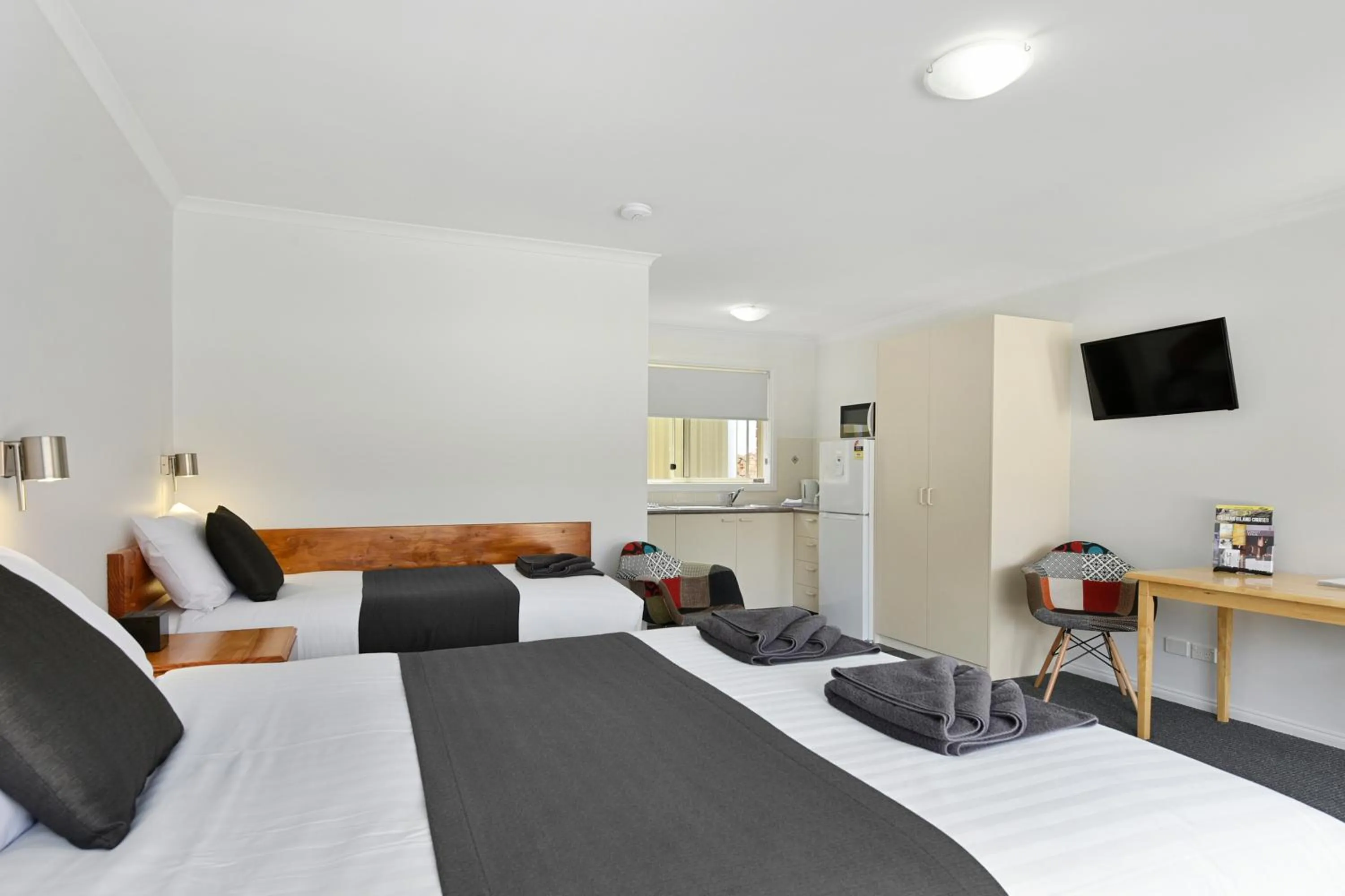 Photo of the whole room, Bed in Masons Cottages