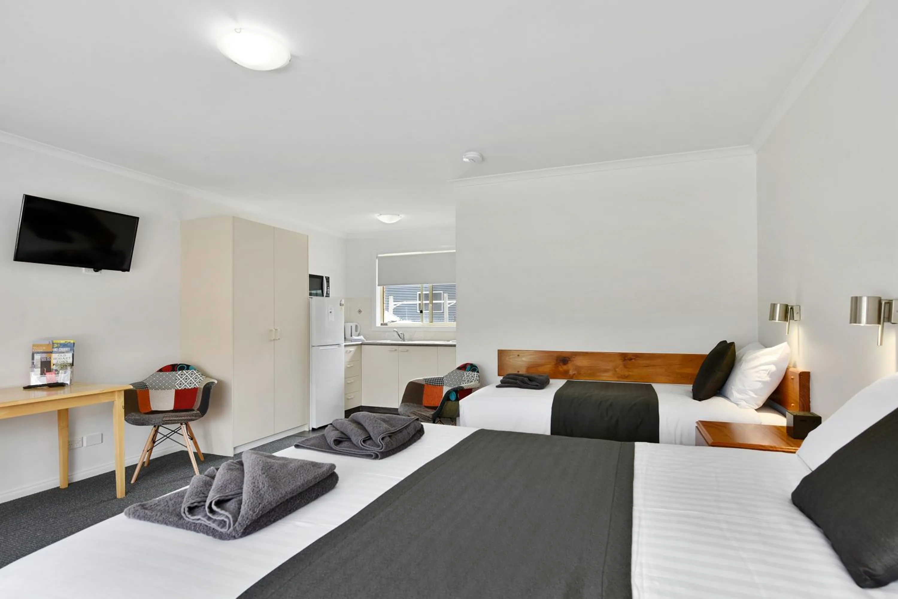 Photo of the whole room, Bed in Masons Cottages