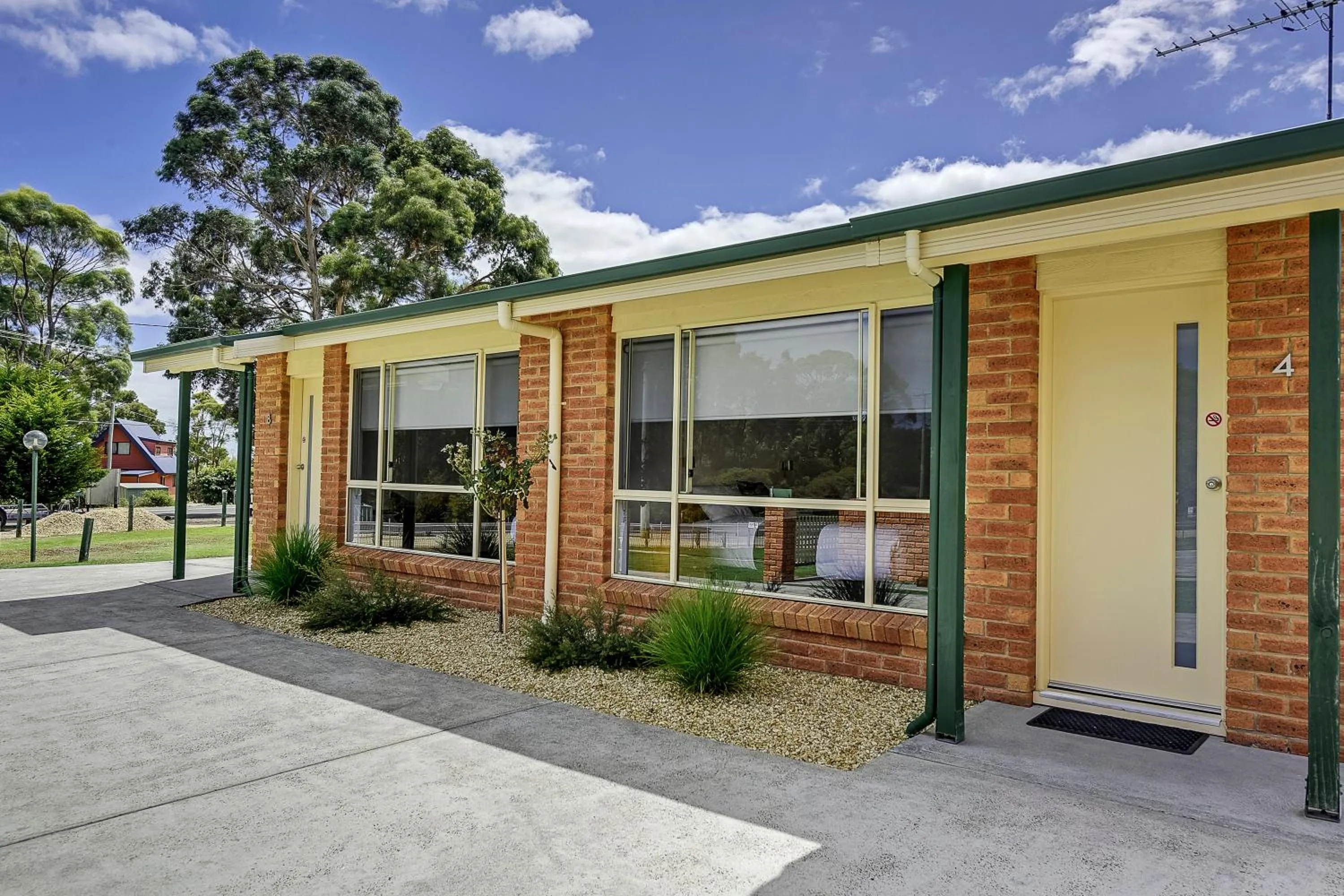 Facade/entrance in Masons Cottages