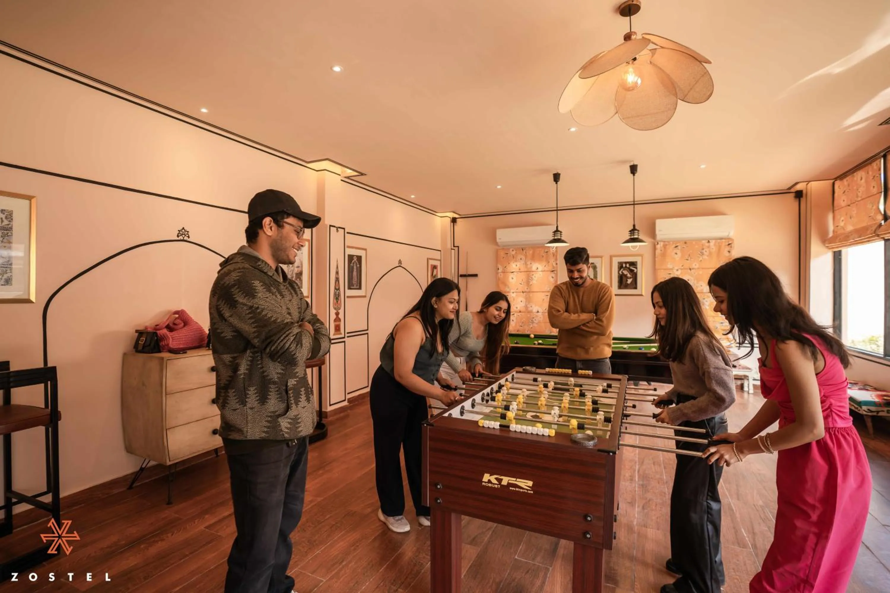 Communal lounge/ TV room in Zostel Jodhpur, Ratanada