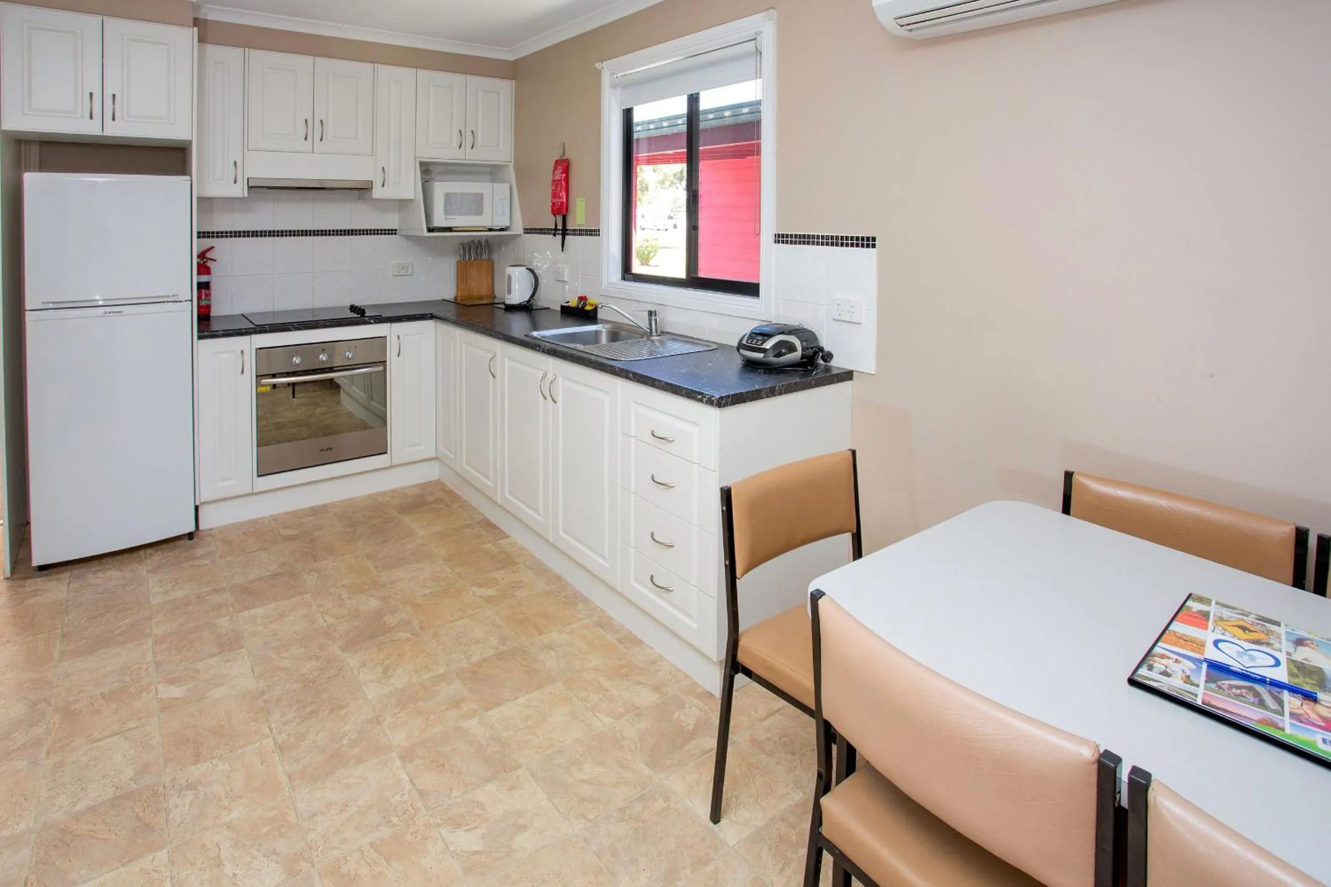 Kitchen or kitchenette in BIG4 Traralgon Park Lane Holiday Park