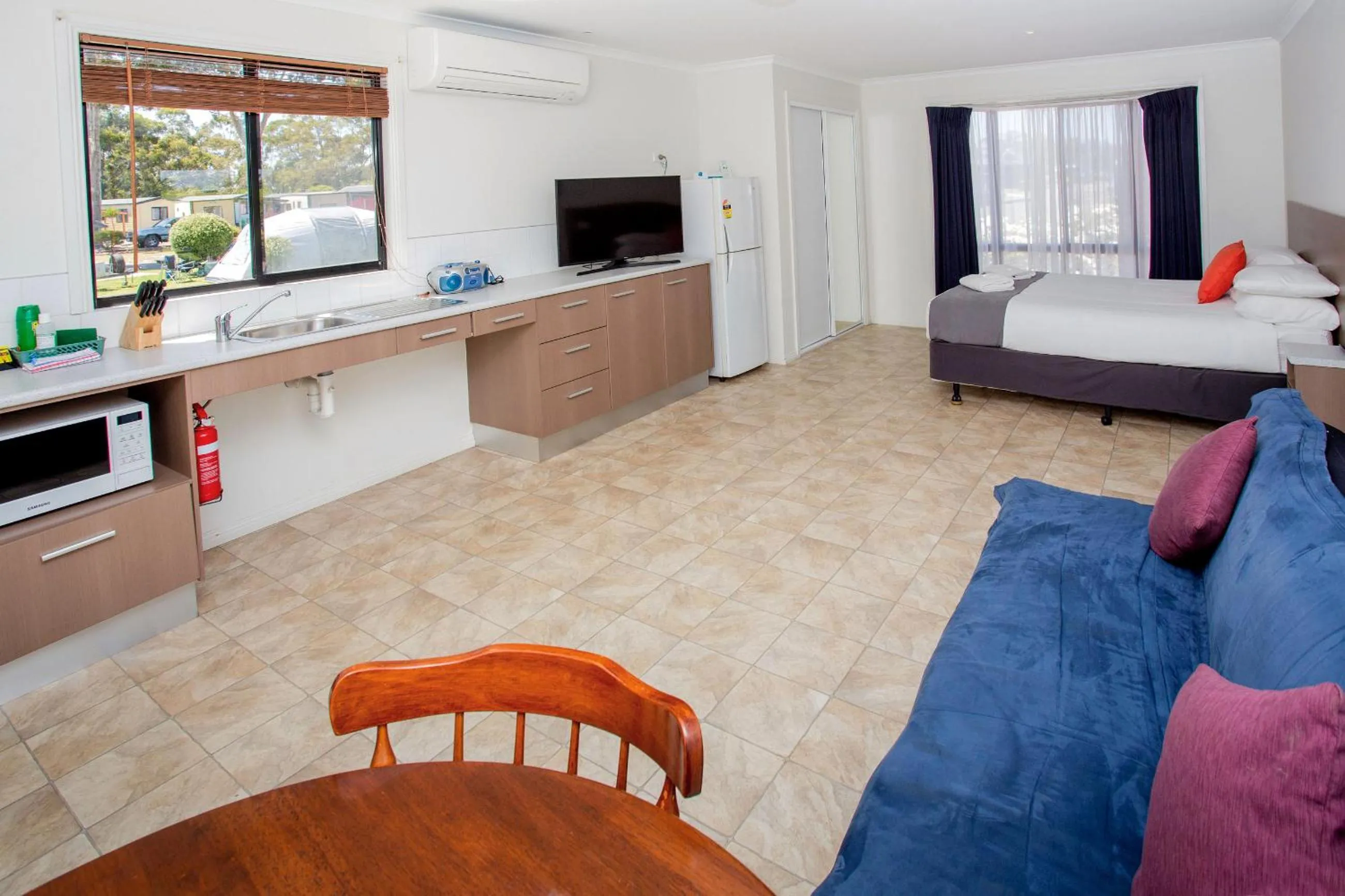 Living room, Bed in BIG4 Traralgon Park Lane Holiday Park