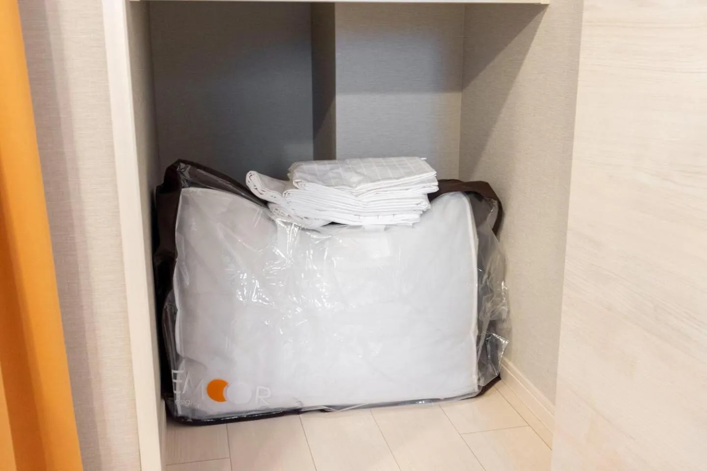 wardrobe in Mat Hikifune