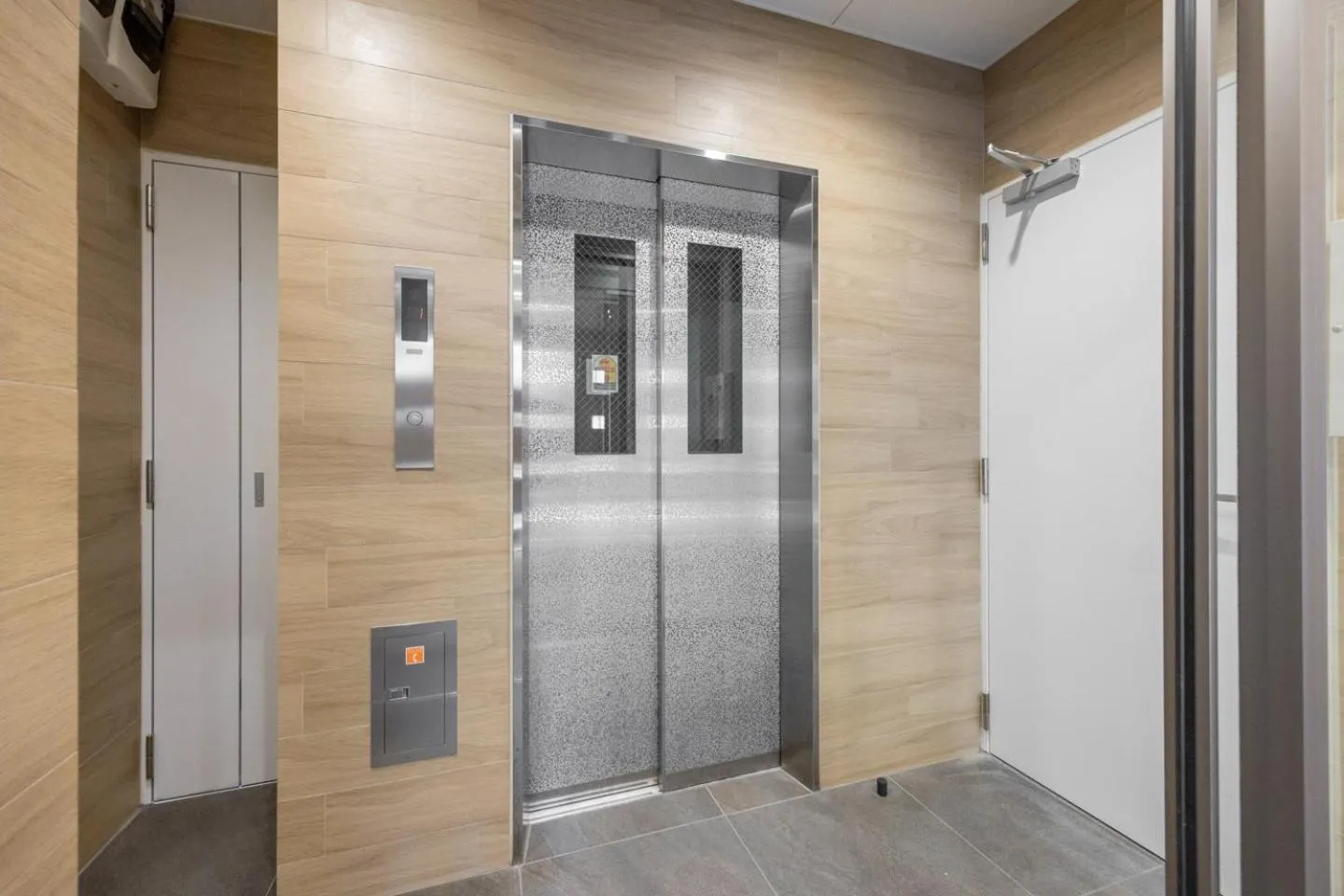 elevator in Mat Hikifune