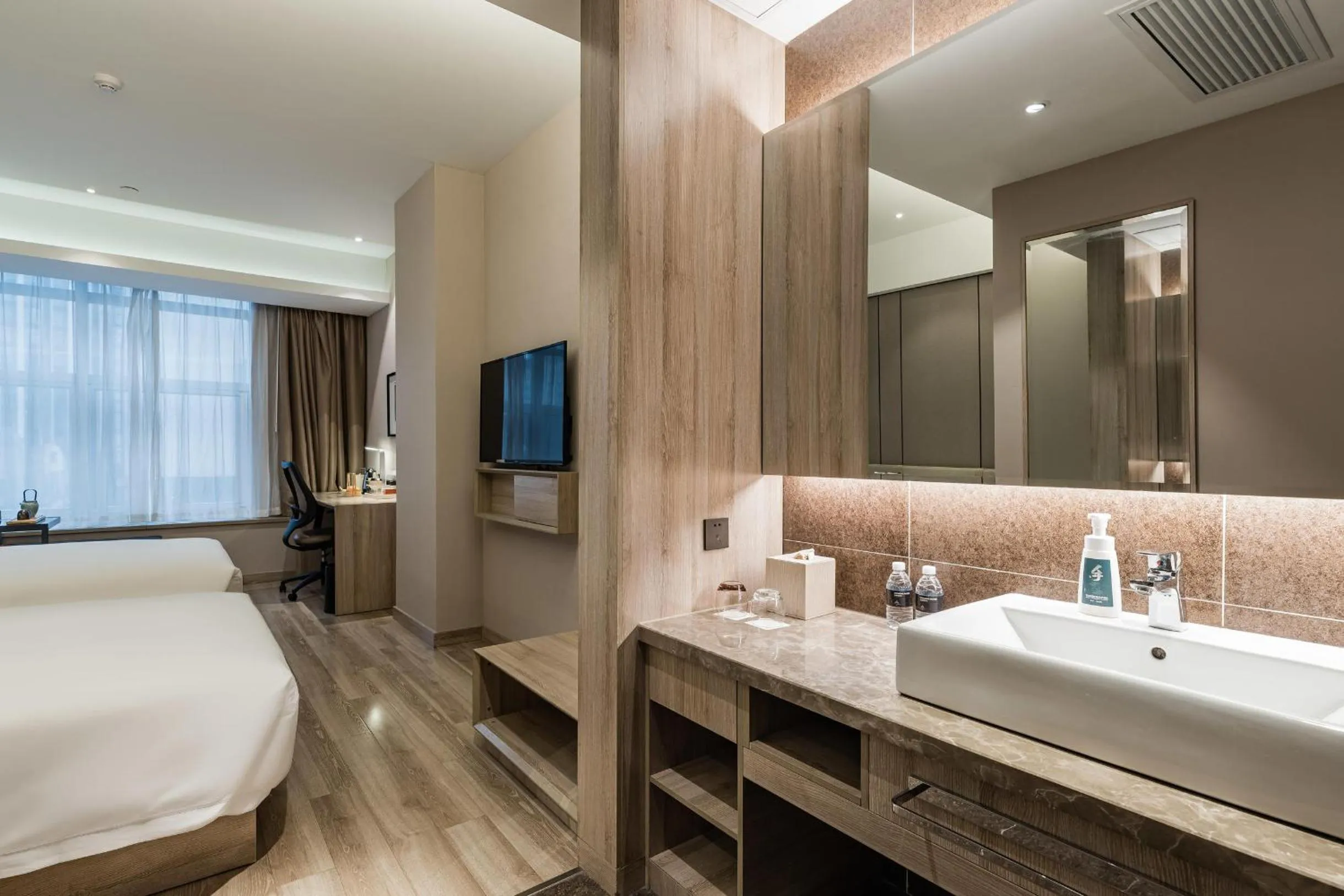 Photo of the whole room, Bed in Atour Hotel Xujiahui Meiying