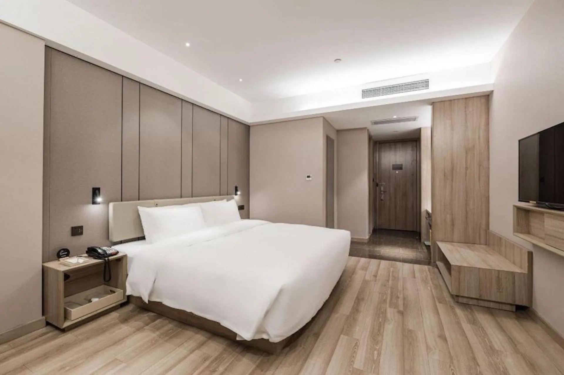 Photo of the whole room, Bed in Atour Hotel Xujiahui Meiying