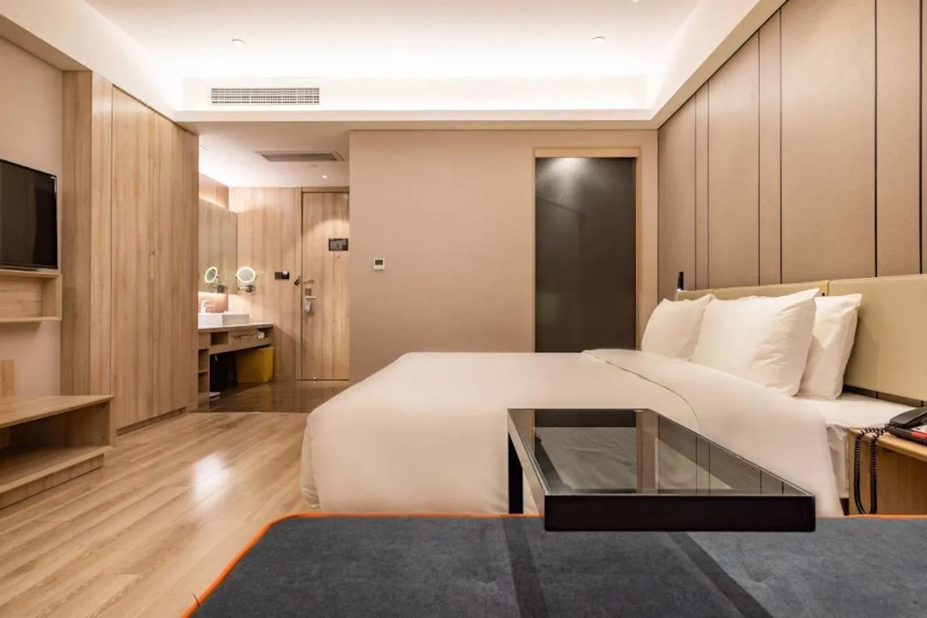 Photo of the whole room, Bed in Atour Hotel Xujiahui Meiying