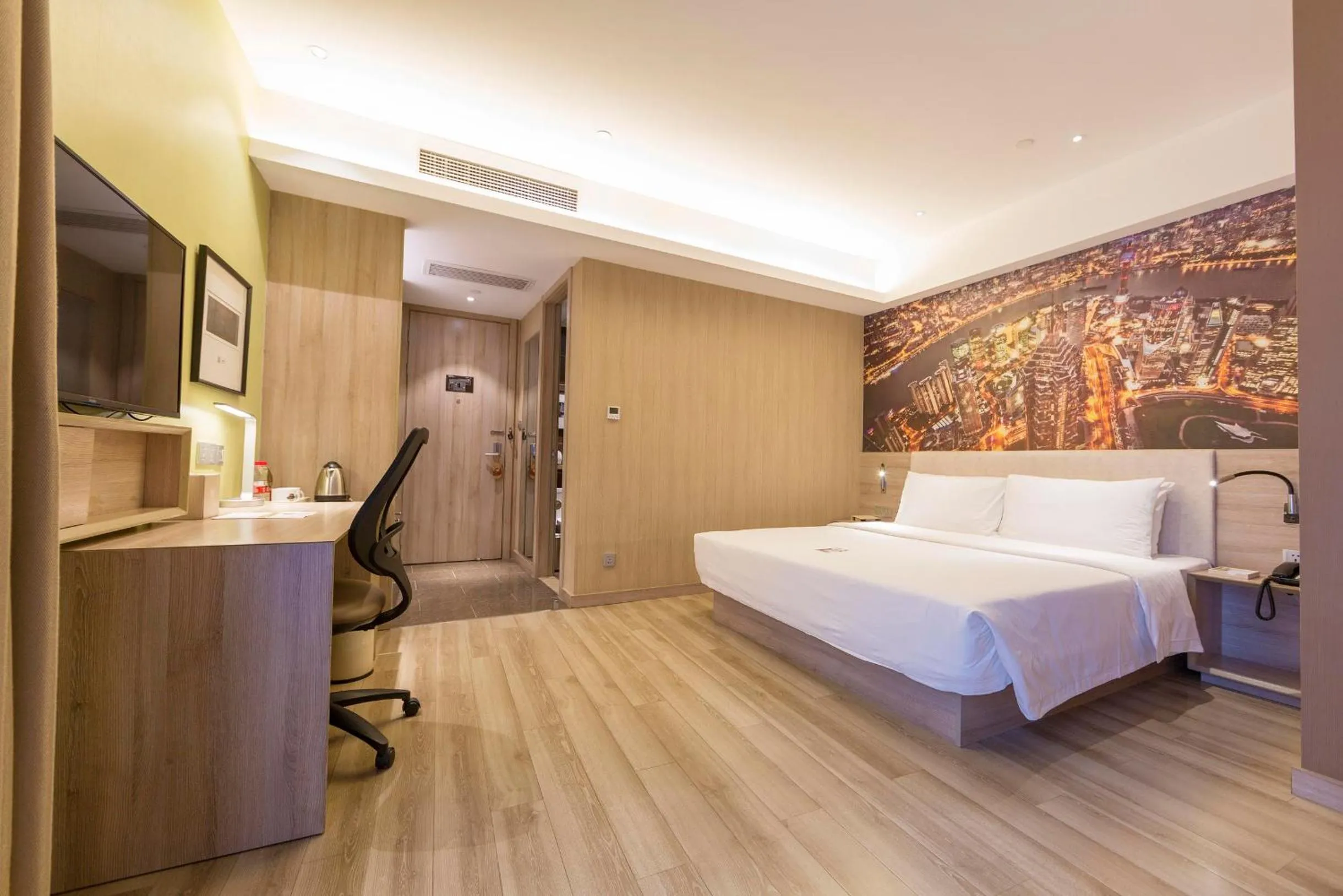 Photo of the whole room, Bed in Atour Hotel Xujiahui Meiying