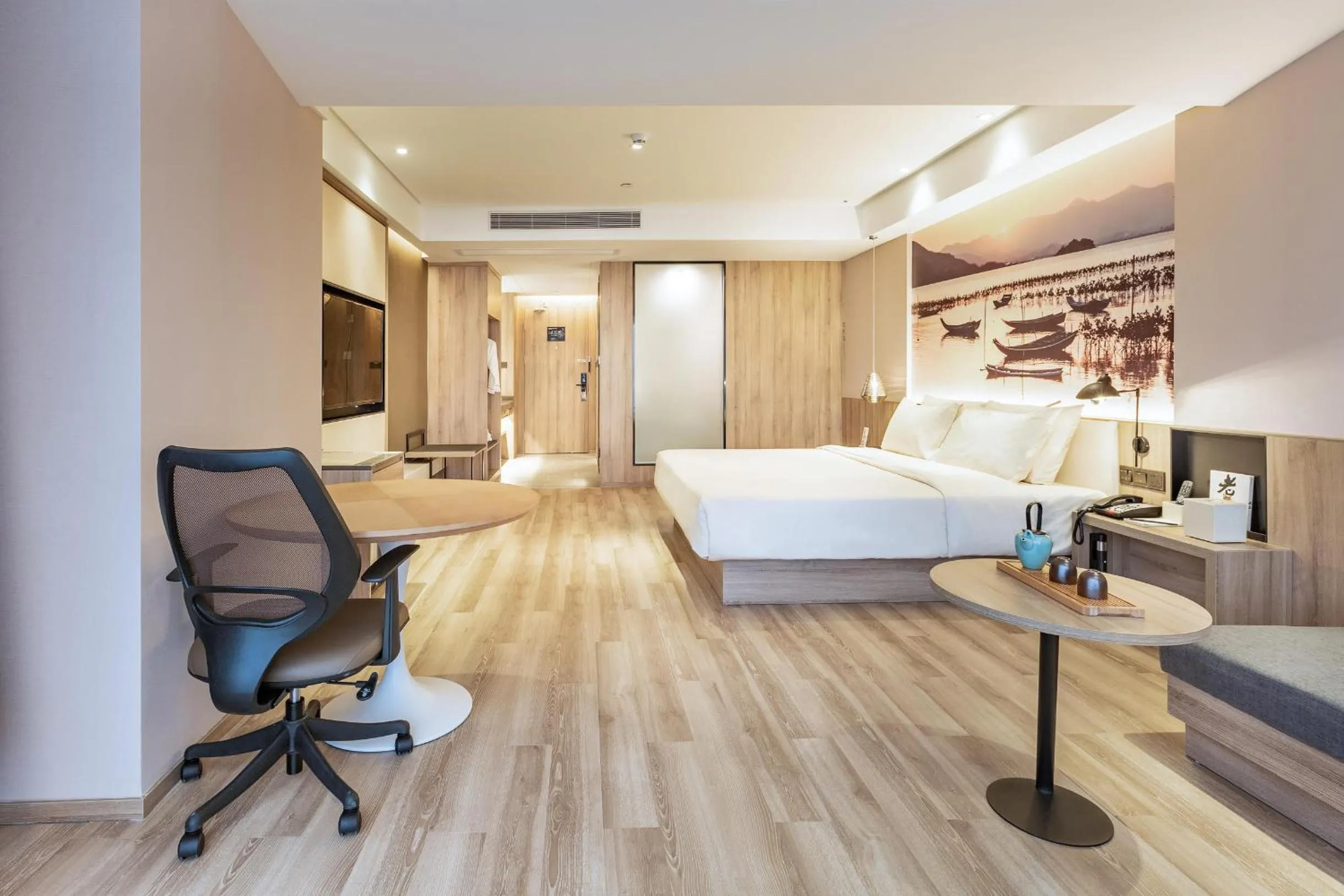 Bed in Atour Hotel Huizhou Huiyang High-speed Railway Station