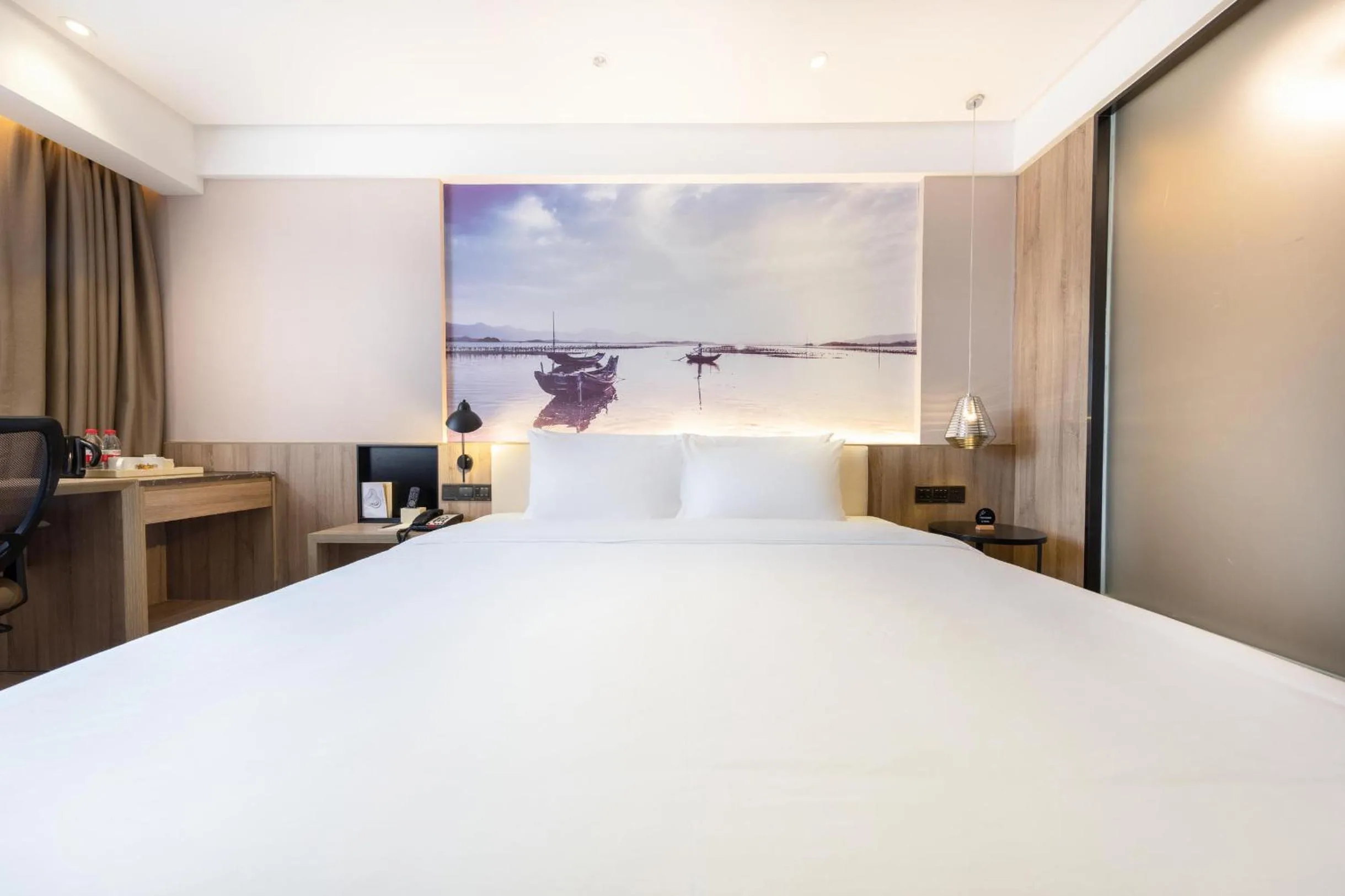 Bed in Atour Hotel Huizhou Huiyang High-speed Railway Station