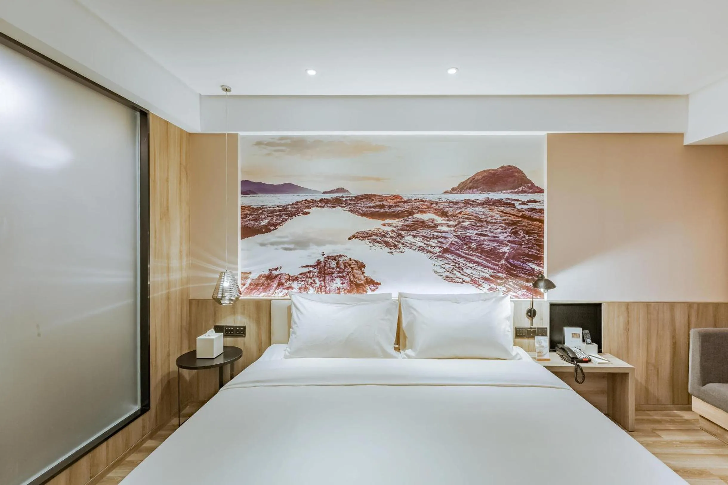 Bed in Atour Hotel Huizhou Huiyang High-speed Railway Station