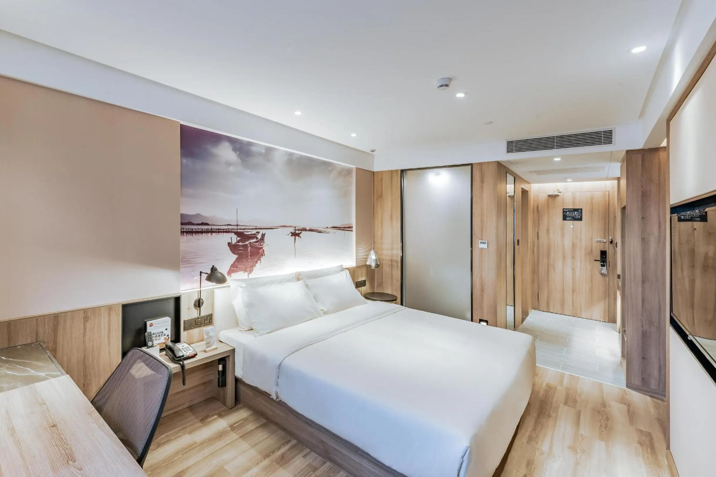 Bed in Atour Hotel Huizhou Huiyang High-speed Railway Station