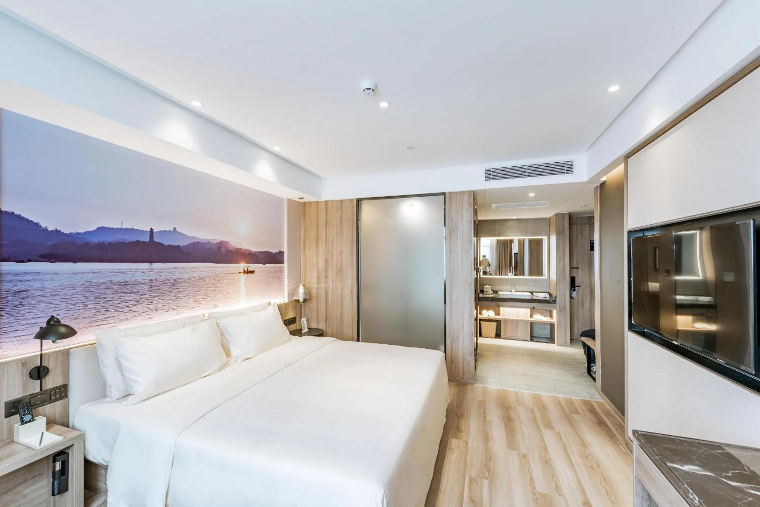 Photo of the whole room, Bed in Atour Hotel Huizhou Huiyang High-speed Railway Station