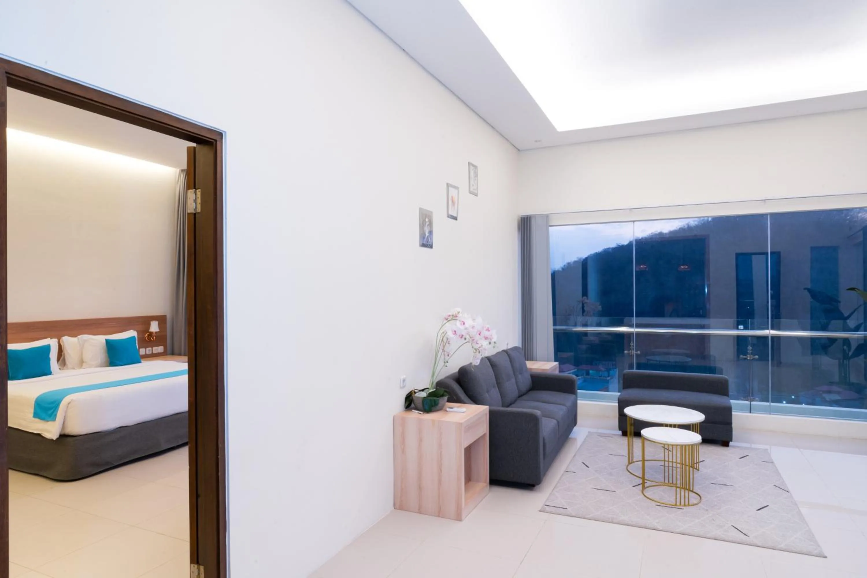 Living room, Bed in Zasgo Hotel