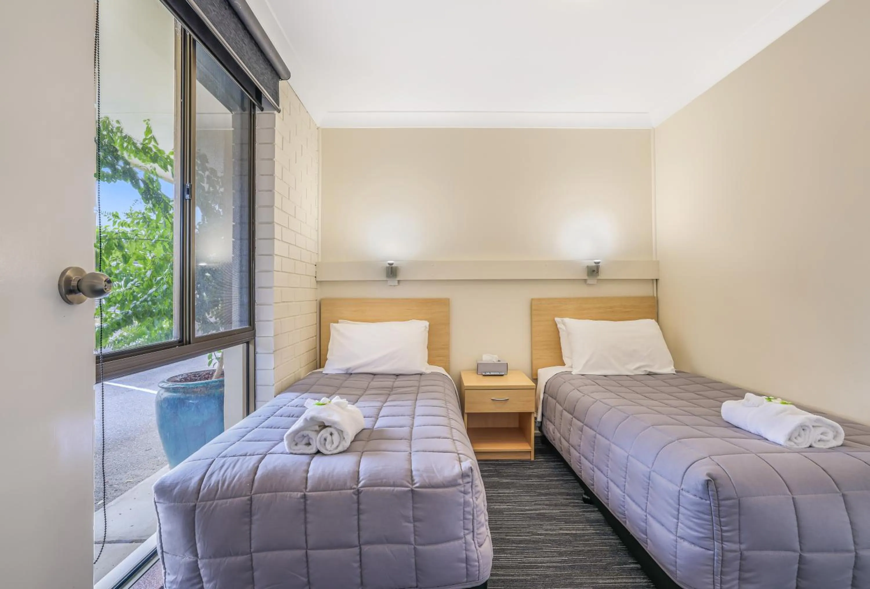 Bed in Stagecoach Inn Motel