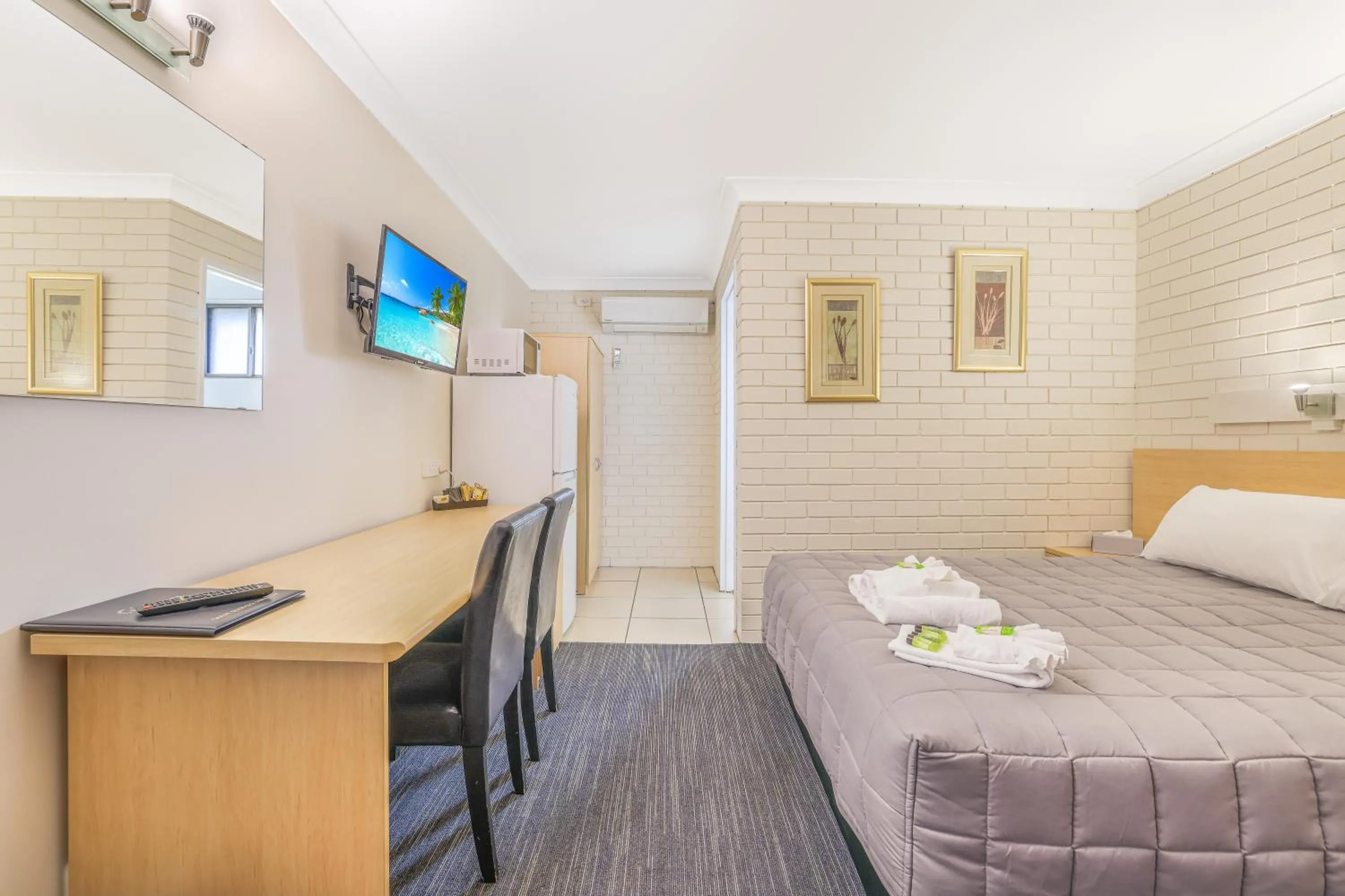 Bed in Stagecoach Inn Motel