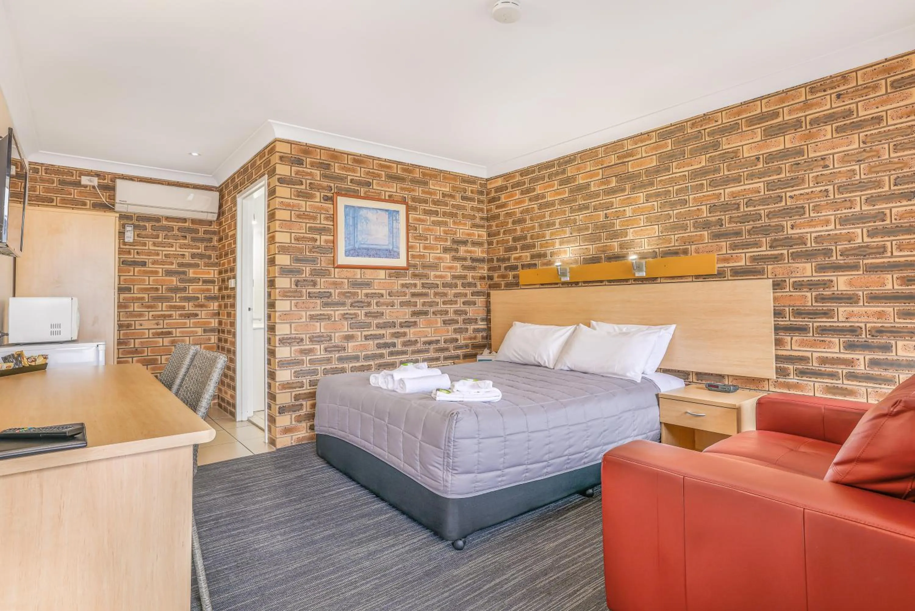 Bed in Stagecoach Inn Motel