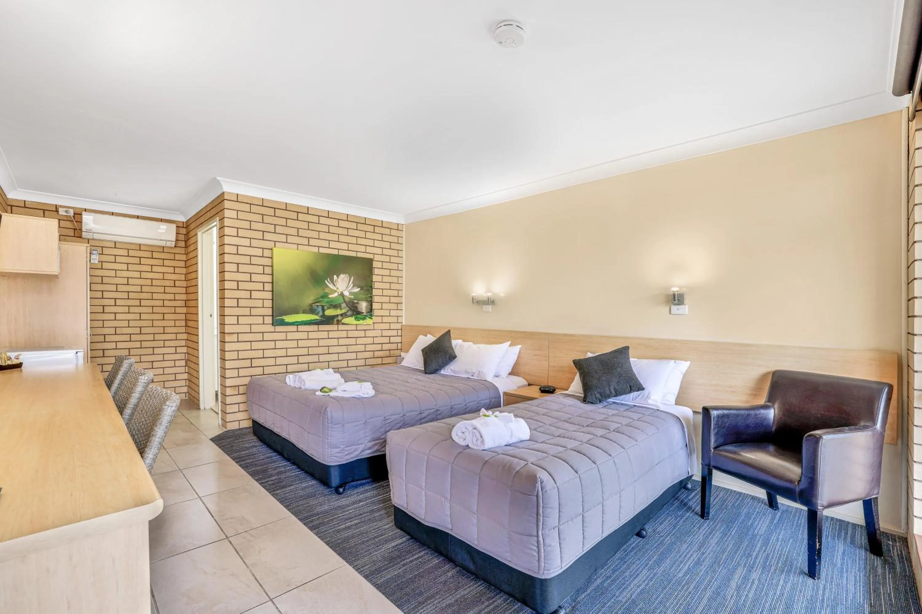 Bed in Stagecoach Inn Motel