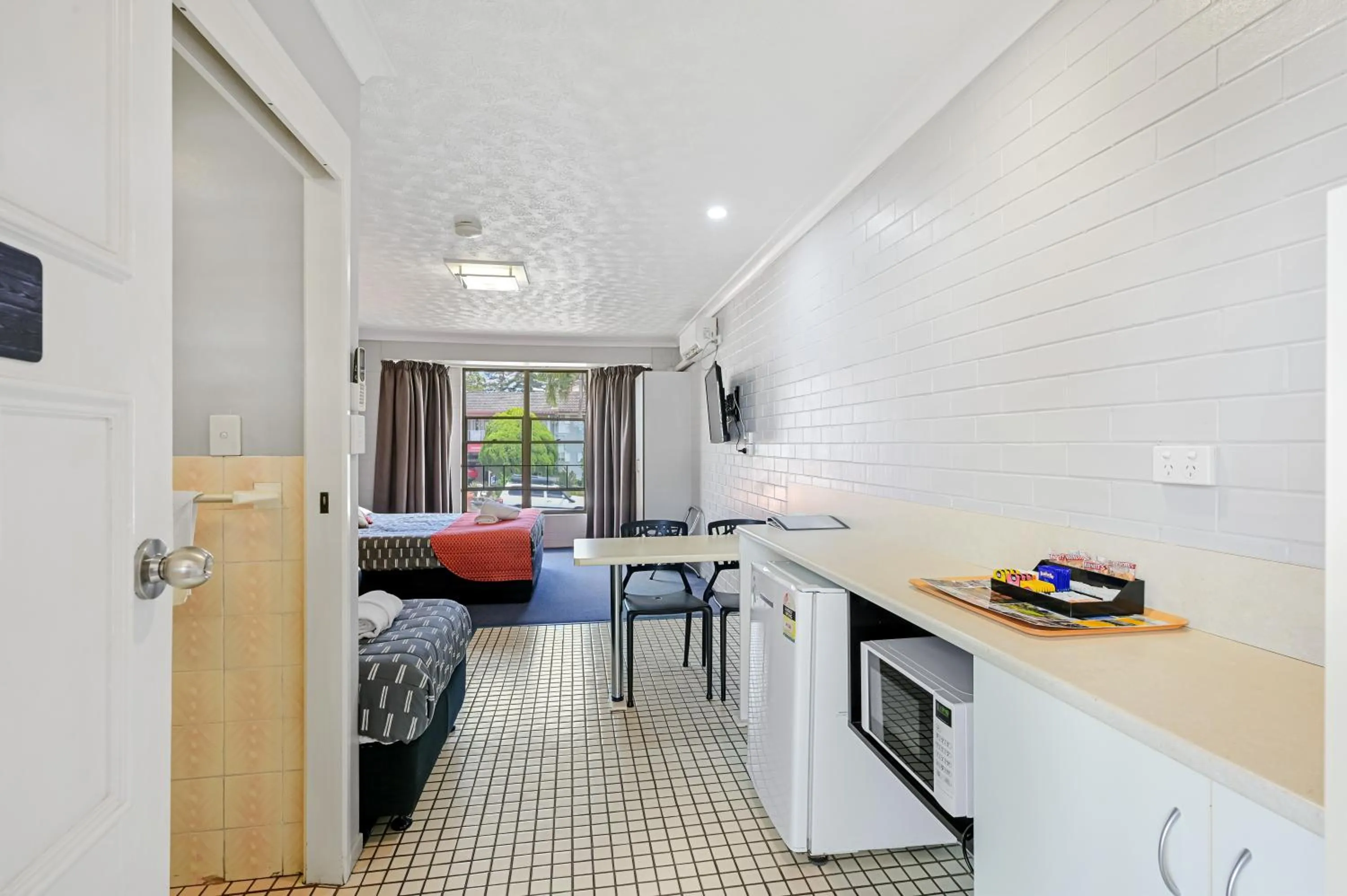 Bed in Raceview Motor Inn