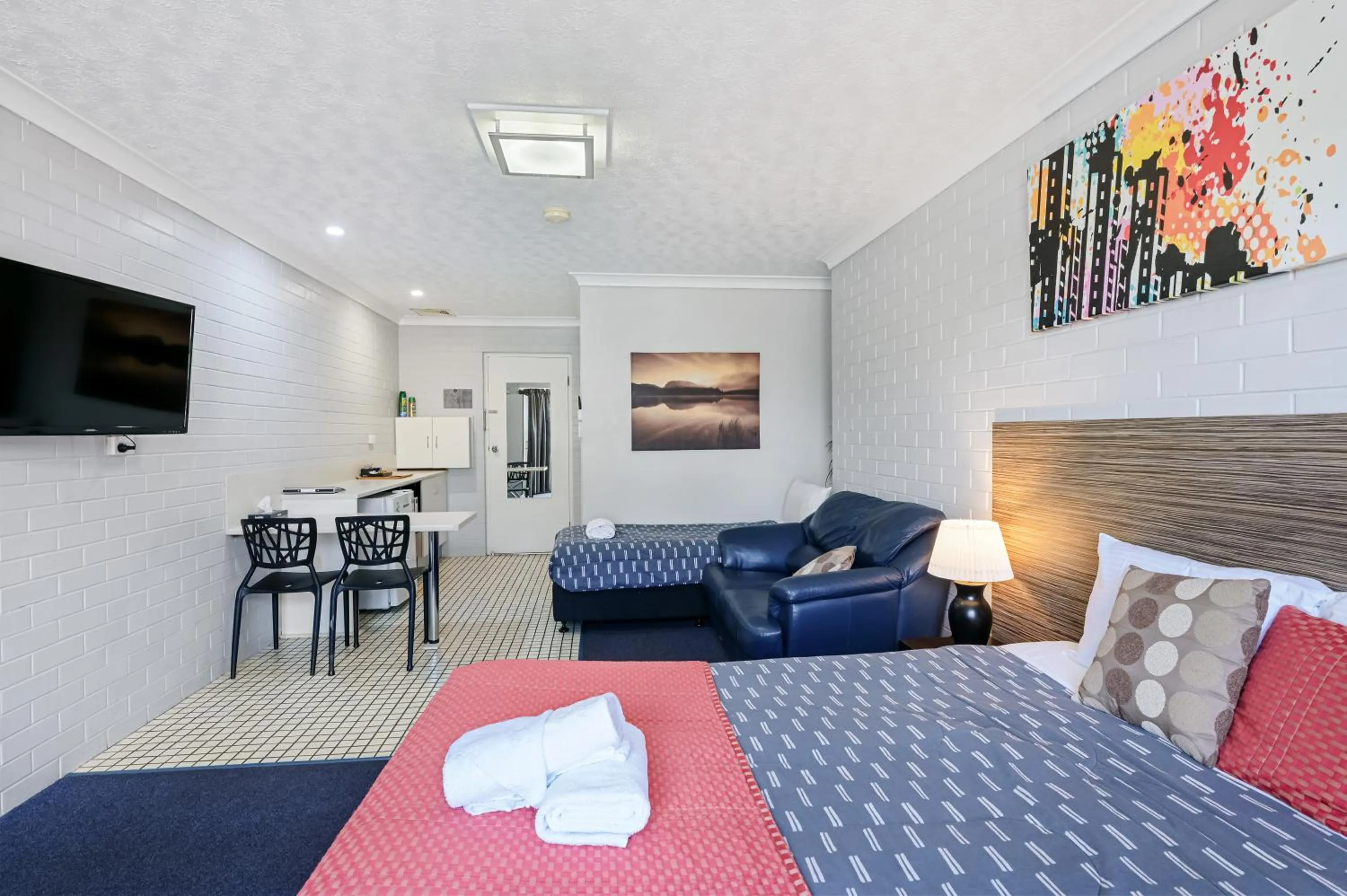 Bed in Raceview Motor Inn