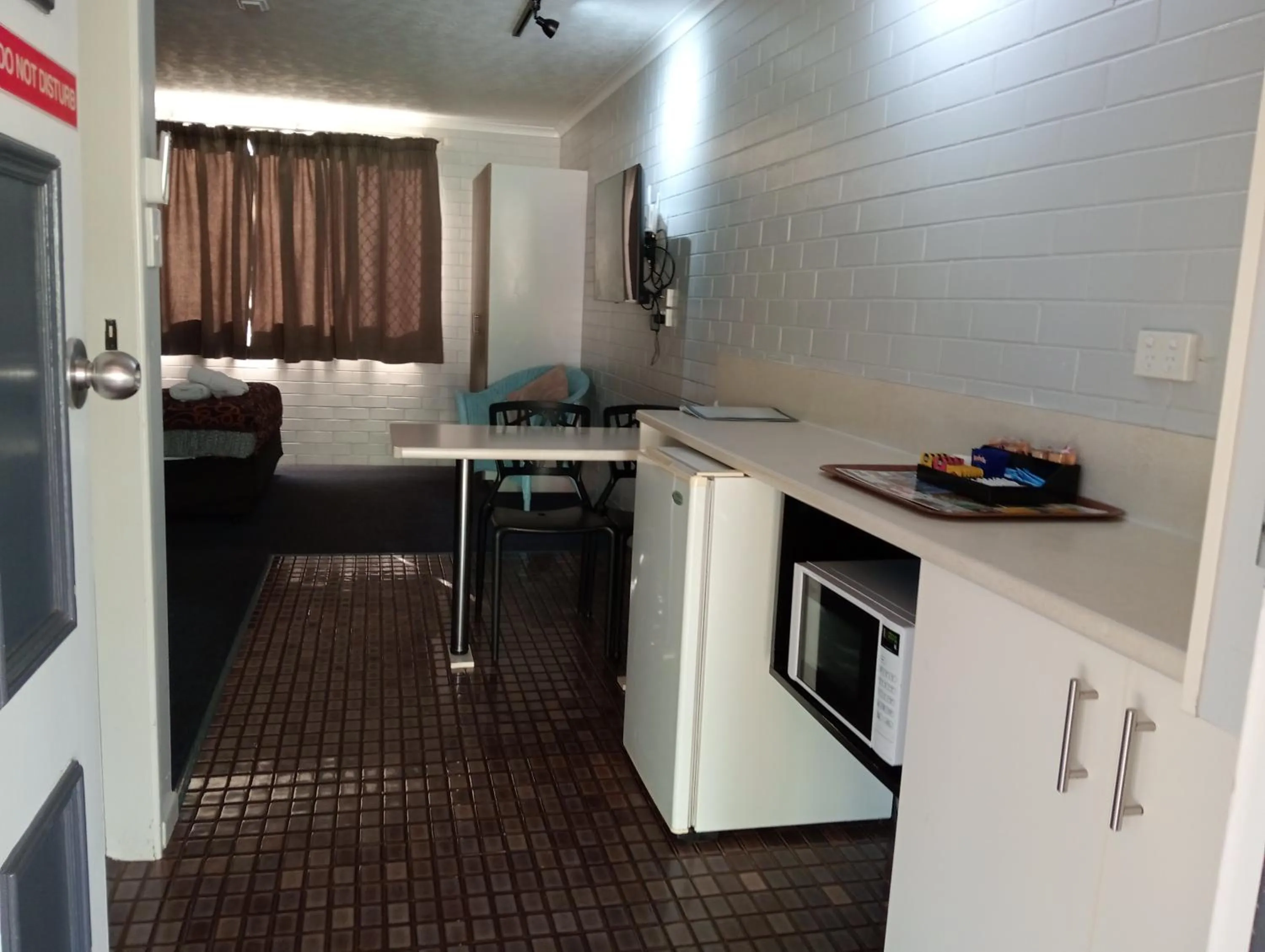 Kitchen or kitchenette in Raceview Motor Inn